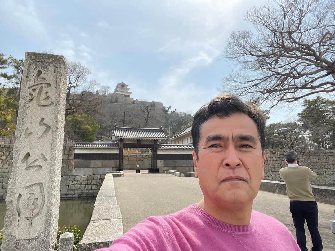 石原良純さんのインスタグラム写真 - (石原良純Instagram)「香川県丸亀城。4重に連なる高さ60メートルの石垣に守られる、日本一の石垣の城。天守閣からは瀬戸内海、讃岐富士、瀬戸大橋が一望できる。気合を入れて登りましょう。」3月13日 10時15分 - yoyoshizumi