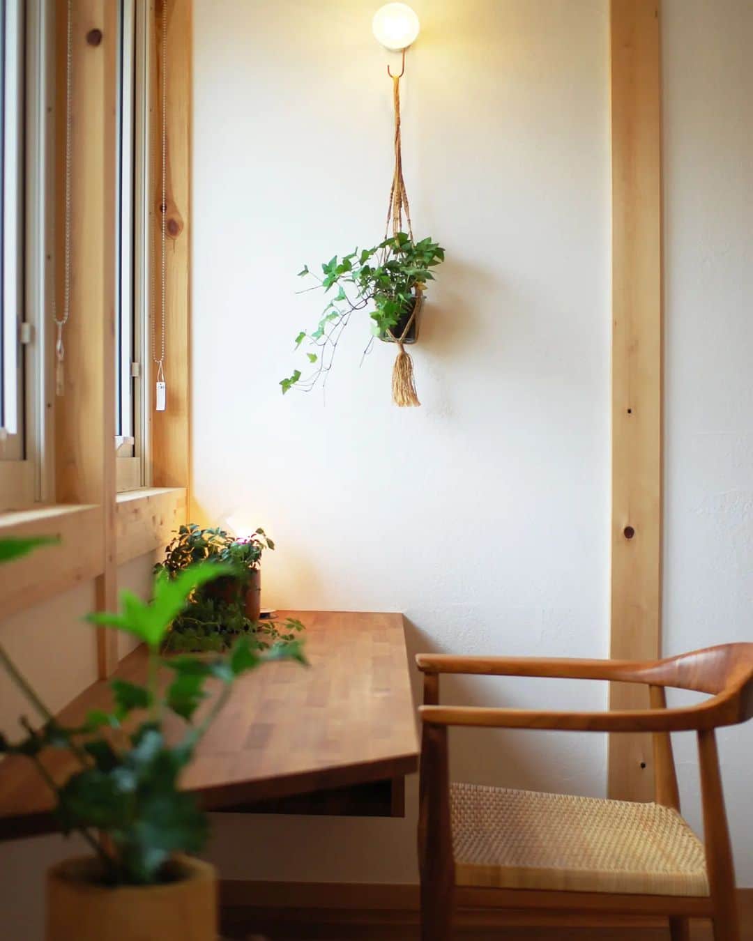 田中工務店／大阪／木の家さんのインスタグラム写真 - (田中工務店／大阪／木の家Instagram)「. ふと見上げると 目の前に広がる景色。  ちょっとしたスペースでも 外との繋がりが感じられる窓があれば 心も頭も 無限に広がっていく。  ​#tanakakomuten_kurashi  #tanakakomuten_shosai   すべての人に、豊かな人生を。 @tanaka.komuten は、大切な人との豊かな時間という価値を、設計士とつくる木の家づくりを通してお客様にお届けしたい、大阪北摂・吹田市にある工務店です。ぜひフォローください🤲🏻✨  誰も教えてくれない『住まいのレシピ』をメルマガ📮で好評発信中。詳細は @sumai.no.recipe をご覧ください。  #工務店がつくる家 #家づくり記録 #家づくりアイデア #暮らしの記録 #田舎暮らし #木の家  #家づくりアイデア #暮らしの記録 #田舎暮らし #育児日記 #北摂ママ #ベビスタグラム #部屋作り #おうちづくり #注文住宅 #大阪注文住宅 #新築 #マイホーム  #インドアグリーン #グリーンのある暮らし  #観葉植物のある暮らし #植物のある暮らし  #スタディカウンター #造作家具   @hokusetsu_camp 絶賛応援中 北摂でキャンプをしよう🏕✨」3月13日 10時16分 - tanaka.komuten