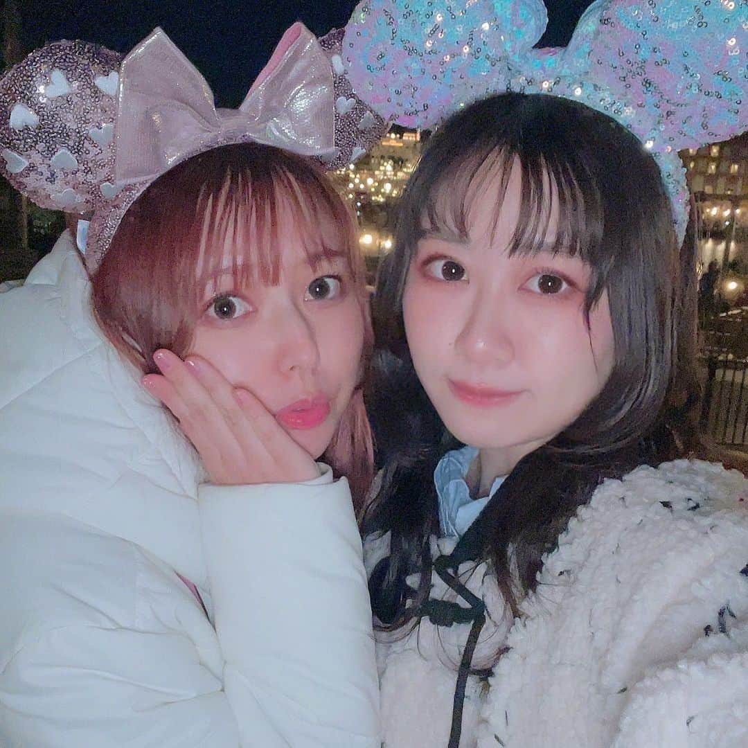 瑞稀ミキのインスタグラム：「この世界線ではお久しぶり？な 安定のふたりを供給💗💙 ご査収のほどよろしくお願いします！！  仕事終わりに17時からのチケットでインパしたけど ソアリン乗れたしチキンも食べれたし充実🫣🤍🤍🤍」