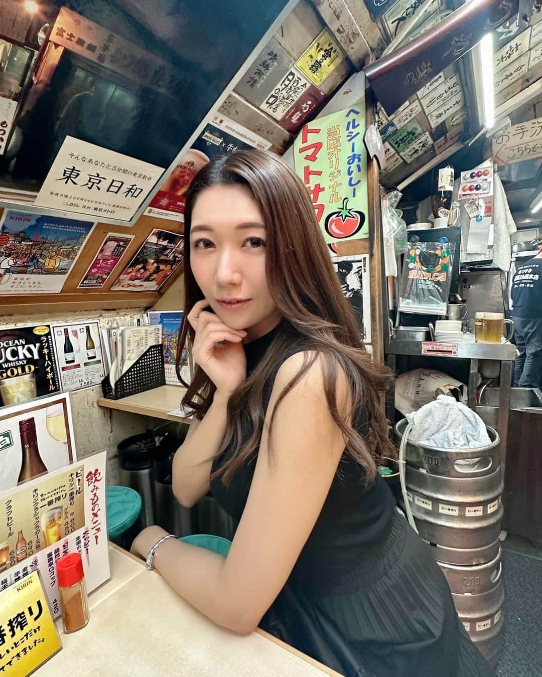 穂川果音さんのインスタグラム写真 - (穂川果音Instagram)「ガード下でドヤ顔してきました← 撮影はえっちゃんです♡ @etsuko_ichihara   もつ煮込みとビールって最高な組み合わせでした〜🤤  さて、今日は各地で気温が低くなっています。うっかり薄着で過ごさないようにお気をつけくださいね〜  #週末　#ガード下　#有楽町」3月13日 10時28分 - hokawakanonn