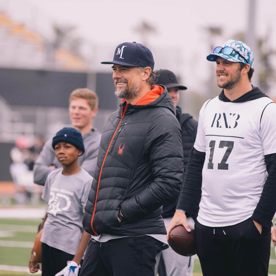 ジョシュ・デュアメルのインスタグラム：「Had a blast at @rx3growth charity flag football tournament. Got to hang with @aaronrodgers12, @joshallenqb and @jaredgoff and raised a bunch of money. AND I didn’t blow my knee out😛」