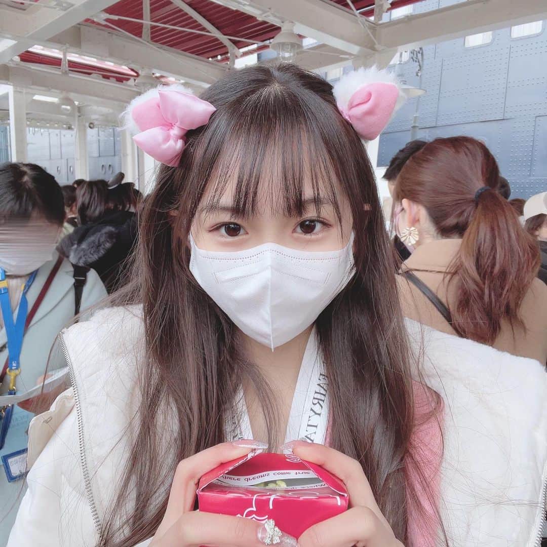 石田凛音のインスタグラム：「・ 完全に忘れていました、、  これはディズニーシーです！！  YouTubeも上がってるので見てね👀︎💞  またランドでの写真も載せるね！！   #ディズニーシー   #東京ディズニーシー   #マリーちゃん   #マリーちゃんコーデ   #ljc」
