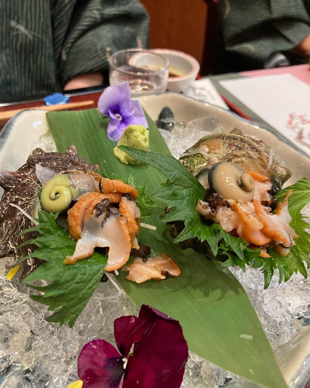 上田愛子さんのインスタグラム写真 - (上田愛子Instagram)「#愛子先生の出雲旅行⛩  とにかくずっと食べてたw 2キロくらい太ったw  写真を美味しくて感動した順に 並べてみました🥢  島根はどのお料理も美味しくて… 本当に最高だった。  お蕎麦もお魚もお肉も 全部美味しくてびっくりした。  それでは長いですが よかったら読んでください🥢  ①出雲大社の中の揚げ物かまぼこ屋さん 揚げたてアゴ入りメンチカツ アゴのすり身を使ったメンチカツ。超めずらしい。 東京にはあまりない味。サックサクの揚げたてで150円くらいだし衝撃の美味さだった！🐟  ②手打ち十割蕎麦　出雲そば 砂屋さんの3色出雲蕎麦 美味すぎた。数々の蕎麦を食べまくってる私が言うのだから間違いない。甘めの濃いめのお出汁をかけて、好きな薬味を乗っけて頂くお蕎麦。食べ飽きないし、出汁が美味すぎて飲んじゃえるくらいw 十割蕎麦はポソポソになりがちなのに、 しっとりと柔らかく蕎麦の香りは強くて最高だった。 40分並んだ甲斐がありました。  ③ のどぐろ丼　しじみ汁セット 出雲大社目の前の新世界という小さなお店 島根ののどぐろは安くて脂乗ってて美味しいと聞いたので、のどぐろ大好きGALとしては食べるしかない！！ ほんまに脂乗っててとろけた… 量は少なめだけど、しじみ汁ついて1400円。 コスパ良き。あとこの店のアサヒ生ビールが冷えてて、樽の掃除ちゃんとしてるからなのか？ とにかく死ぬほど美味かったw 島根は生ビールがアサヒスーパードライばかりなのも推せる。まじ最高！ 近くの湖で取れたしじみは出汁と旨みが凄い。 身も大きくて最高！肝臓にも良い！  ④のどぐろ丼と同じ店で食べた生牡蠣 牡蠣の刺青入ってるくらい牡蠣好きだから食べないわけにはいかぬ。1000円とコスパ良くはないが、なんかめちゃくちゃ美味かった… 大きくてサッパリとして臭みがなく、 でも最後はクリーミー！ 生牡蠣もキーンと冷えて身はプリプリ！ 食べて良かった♡  ⑤⑥お宿 長楽園の夕食 真鱈と雲子の茶碗蒸し 無類の白子好きなわたしは雲子が大好き。 さらにそれを茶碗蒸しに入れてるなんてうまいに決まってる！！黒胡椒がきいた甘めの出汁と雲子のクリーミーさ、お魚の旨みが最高のハーモニーでした(語彙きもいね)  ⑦ お宿 長楽園の夕食 金目鯛のしゃぶしゃぶ 二日目のお夕食ででてきた、しゃぶしゃぶ。 脂の乗った金目鯛を熱々の出汁にしゃぶしゃぶして おネギと一緒に自家製のゴマだれにつけて頂く… うま！？うめえ！！ なんだ！？なんでこんな美味いんだ！？ 出汁が美味すぎて全部飲み干したよw アゴだしと金目鯛の出汁に甘め醤油の味かな？ とにかく金目鯛はプリプリだし、 出汁飲み干すくらい美味しかった。。  ⑧お宿 長楽園の夕食 サザエのお刺身 妹が頼んだ、別料金のサザエ刺身。 私たち姉妹は貝がめちゃくちゃ好きだ。笑 見て！わかる？サザエの肝の色がすごいの。 新鮮すぎて黄緑色っぽいの！ 身はコリコリシコシコで最高に美味しかった追加料金1500円くらいだったかな？ とにかく何もかも安くて美味しい。 海鮮が美味しくて幸せです。  ⑨ お宿 長楽園の夕食 これも2日目の締めのご飯。 雲丹の釜飯。 地元の海で育った雲丹の炊き込みご飯。 目の前で釜飯で炊き上げてくれます🍚 炊き立てを食べれる幸せ。 薬味に小口ネギと島根県産のエゴマを混ぜてあって、 エゴマのプチプチとした食感とエゴマの風味が しっかり味の雲丹と素晴らしい味付けでした。 おかわりしたかった。  ⑩ お宿 長楽園の夕食 真鯛のカブト煮 甘めの味付けが最高に美味しかった！ 脂が乗っていて、辛口の島根県産の日本酒と最高に合う。 頬の身が特にプリプリしていて味が濃くて美味しかった。。パパが顔のままだと食べれないから、 身だけ取ってあげた優しいわたしw  以上です🥢🥢🥢 ぶっちゃけ旅館のお料理はお安めのツアーのだし お食事目当てじゃないから全然期待していなかったの。  でも二日間とも朝も夜もめちゃくちゃ美味しかった。 まじで感動した。 お料理を愛を込めて丁寧に作っているのがわかる。 素朴だけど美味しくて素材の旨味を感じる味付け。  派手さは全くないのだけど 口にすると、めっちゃくちゃ美味しい。 出汁やちょっと甘めの味付けが最高だ。 家族4人感動して、 めちゃくちゃな勢いで食べた。笑  お米も最高に美味しい。 お水が綺麗だからか地酒も最高。 物価も安くて、どんなものも安くて美味しくて とてもコスパが良かった。  島根県、最高すぎます。 またぜったい来たい！  今回泊まったお宿は 玉造温泉の長楽園というお宿だよ♨️  露天風呂も温泉も接客もお料理も 全て最高でした。ありがとうございました。  #愛子先生の出雲旅行⛩ まだまだ続くよw  #島根県 #島根旅行 #島根グルメ #島根観光 #出雲 #出雲大社 #出雲グルメ #出雲ランチ #出雲旅行 #出雲大社グルメ #出雲そば #出雲蕎麦 #玉造温泉 #玉造温泉グルメ #玉造温泉♨️ #長楽園」3月13日 10時31分 - aikosenseidayo