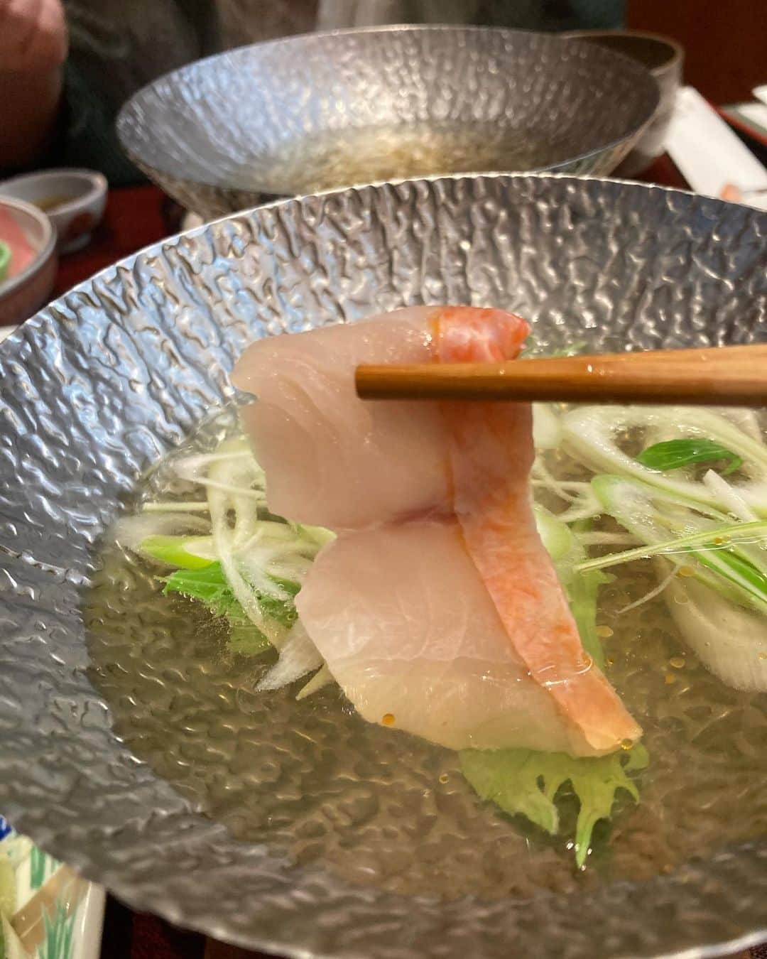 上田愛子さんのインスタグラム写真 - (上田愛子Instagram)「#愛子先生の出雲旅行⛩  とにかくずっと食べてたw 2キロくらい太ったw  写真を美味しくて感動した順に 並べてみました🥢  島根はどのお料理も美味しくて… 本当に最高だった。  お蕎麦もお魚もお肉も 全部美味しくてびっくりした。  それでは長いですが よかったら読んでください🥢  ①出雲大社の中の揚げ物かまぼこ屋さん 揚げたてアゴ入りメンチカツ アゴのすり身を使ったメンチカツ。超めずらしい。 東京にはあまりない味。サックサクの揚げたてで150円くらいだし衝撃の美味さだった！🐟  ②手打ち十割蕎麦　出雲そば 砂屋さんの3色出雲蕎麦 美味すぎた。数々の蕎麦を食べまくってる私が言うのだから間違いない。甘めの濃いめのお出汁をかけて、好きな薬味を乗っけて頂くお蕎麦。食べ飽きないし、出汁が美味すぎて飲んじゃえるくらいw 十割蕎麦はポソポソになりがちなのに、 しっとりと柔らかく蕎麦の香りは強くて最高だった。 40分並んだ甲斐がありました。  ③ のどぐろ丼　しじみ汁セット 出雲大社目の前の新世界という小さなお店 島根ののどぐろは安くて脂乗ってて美味しいと聞いたので、のどぐろ大好きGALとしては食べるしかない！！ ほんまに脂乗っててとろけた… 量は少なめだけど、しじみ汁ついて1400円。 コスパ良き。あとこの店のアサヒ生ビールが冷えてて、樽の掃除ちゃんとしてるからなのか？ とにかく死ぬほど美味かったw 島根は生ビールがアサヒスーパードライばかりなのも推せる。まじ最高！ 近くの湖で取れたしじみは出汁と旨みが凄い。 身も大きくて最高！肝臓にも良い！  ④のどぐろ丼と同じ店で食べた生牡蠣 牡蠣の刺青入ってるくらい牡蠣好きだから食べないわけにはいかぬ。1000円とコスパ良くはないが、なんかめちゃくちゃ美味かった… 大きくてサッパリとして臭みがなく、 でも最後はクリーミー！ 生牡蠣もキーンと冷えて身はプリプリ！ 食べて良かった♡  ⑤⑥お宿 長楽園の夕食 真鱈と雲子の茶碗蒸し 無類の白子好きなわたしは雲子が大好き。 さらにそれを茶碗蒸しに入れてるなんてうまいに決まってる！！黒胡椒がきいた甘めの出汁と雲子のクリーミーさ、お魚の旨みが最高のハーモニーでした(語彙きもいね)  ⑦ お宿 長楽園の夕食 金目鯛のしゃぶしゃぶ 二日目のお夕食ででてきた、しゃぶしゃぶ。 脂の乗った金目鯛を熱々の出汁にしゃぶしゃぶして おネギと一緒に自家製のゴマだれにつけて頂く… うま！？うめえ！！ なんだ！？なんでこんな美味いんだ！？ 出汁が美味すぎて全部飲み干したよw アゴだしと金目鯛の出汁に甘め醤油の味かな？ とにかく金目鯛はプリプリだし、 出汁飲み干すくらい美味しかった。。  ⑧お宿 長楽園の夕食 サザエのお刺身 妹が頼んだ、別料金のサザエ刺身。 私たち姉妹は貝がめちゃくちゃ好きだ。笑 見て！わかる？サザエの肝の色がすごいの。 新鮮すぎて黄緑色っぽいの！ 身はコリコリシコシコで最高に美味しかった追加料金1500円くらいだったかな？ とにかく何もかも安くて美味しい。 海鮮が美味しくて幸せです。  ⑨ お宿 長楽園の夕食 これも2日目の締めのご飯。 雲丹の釜飯。 地元の海で育った雲丹の炊き込みご飯。 目の前で釜飯で炊き上げてくれます🍚 炊き立てを食べれる幸せ。 薬味に小口ネギと島根県産のエゴマを混ぜてあって、 エゴマのプチプチとした食感とエゴマの風味が しっかり味の雲丹と素晴らしい味付けでした。 おかわりしたかった。  ⑩ お宿 長楽園の夕食 真鯛のカブト煮 甘めの味付けが最高に美味しかった！ 脂が乗っていて、辛口の島根県産の日本酒と最高に合う。 頬の身が特にプリプリしていて味が濃くて美味しかった。。パパが顔のままだと食べれないから、 身だけ取ってあげた優しいわたしw  以上です🥢🥢🥢 ぶっちゃけ旅館のお料理はお安めのツアーのだし お食事目当てじゃないから全然期待していなかったの。  でも二日間とも朝も夜もめちゃくちゃ美味しかった。 まじで感動した。 お料理を愛を込めて丁寧に作っているのがわかる。 素朴だけど美味しくて素材の旨味を感じる味付け。  派手さは全くないのだけど 口にすると、めっちゃくちゃ美味しい。 出汁やちょっと甘めの味付けが最高だ。 家族4人感動して、 めちゃくちゃな勢いで食べた。笑  お米も最高に美味しい。 お水が綺麗だからか地酒も最高。 物価も安くて、どんなものも安くて美味しくて とてもコスパが良かった。  島根県、最高すぎます。 またぜったい来たい！  今回泊まったお宿は 玉造温泉の長楽園というお宿だよ♨️  露天風呂も温泉も接客もお料理も 全て最高でした。ありがとうございました。  #愛子先生の出雲旅行⛩ まだまだ続くよw  #島根県 #島根旅行 #島根グルメ #島根観光 #出雲 #出雲大社 #出雲グルメ #出雲ランチ #出雲旅行 #出雲大社グルメ #出雲そば #出雲蕎麦 #玉造温泉 #玉造温泉グルメ #玉造温泉♨️ #長楽園」3月13日 10時31分 - aikosenseidayo