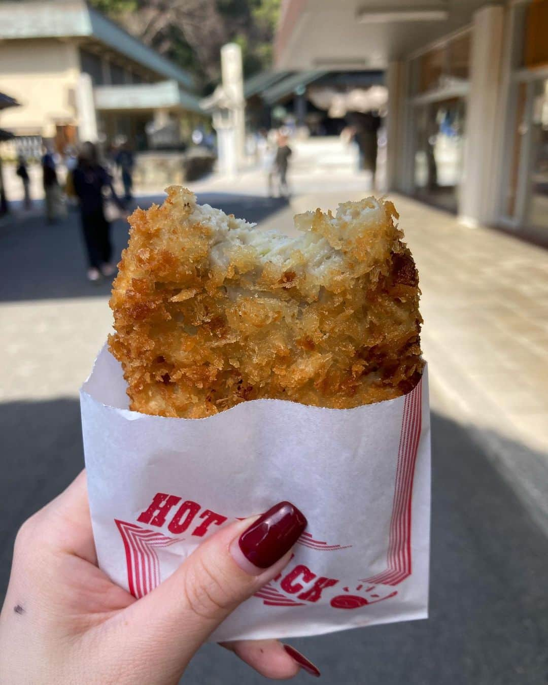 上田愛子のインスタグラム：「#愛子先生の出雲旅行⛩  とにかくずっと食べてたw 2キロくらい太ったw  写真を美味しくて感動した順に 並べてみました🥢  島根はどのお料理も美味しくて… 本当に最高だった。  お蕎麦もお魚もお肉も 全部美味しくてびっくりした。  それでは長いですが よかったら読んでください🥢  ①出雲大社の中の揚げ物かまぼこ屋さん 揚げたてアゴ入りメンチカツ アゴのすり身を使ったメンチカツ。超めずらしい。 東京にはあまりない味。サックサクの揚げたてで150円くらいだし衝撃の美味さだった！🐟  ②手打ち十割蕎麦　出雲そば 砂屋さんの3色出雲蕎麦 美味すぎた。数々の蕎麦を食べまくってる私が言うのだから間違いない。甘めの濃いめのお出汁をかけて、好きな薬味を乗っけて頂くお蕎麦。食べ飽きないし、出汁が美味すぎて飲んじゃえるくらいw 十割蕎麦はポソポソになりがちなのに、 しっとりと柔らかく蕎麦の香りは強くて最高だった。 40分並んだ甲斐がありました。  ③ のどぐろ丼　しじみ汁セット 出雲大社目の前の新世界という小さなお店 島根ののどぐろは安くて脂乗ってて美味しいと聞いたので、のどぐろ大好きGALとしては食べるしかない！！ ほんまに脂乗っててとろけた… 量は少なめだけど、しじみ汁ついて1400円。 コスパ良き。あとこの店のアサヒ生ビールが冷えてて、樽の掃除ちゃんとしてるからなのか？ とにかく死ぬほど美味かったw 島根は生ビールがアサヒスーパードライばかりなのも推せる。まじ最高！ 近くの湖で取れたしじみは出汁と旨みが凄い。 身も大きくて最高！肝臓にも良い！  ④のどぐろ丼と同じ店で食べた生牡蠣 牡蠣の刺青入ってるくらい牡蠣好きだから食べないわけにはいかぬ。1000円とコスパ良くはないが、なんかめちゃくちゃ美味かった… 大きくてサッパリとして臭みがなく、 でも最後はクリーミー！ 生牡蠣もキーンと冷えて身はプリプリ！ 食べて良かった♡  ⑤⑥お宿 長楽園の夕食 真鱈と雲子の茶碗蒸し 無類の白子好きなわたしは雲子が大好き。 さらにそれを茶碗蒸しに入れてるなんてうまいに決まってる！！黒胡椒がきいた甘めの出汁と雲子のクリーミーさ、お魚の旨みが最高のハーモニーでした(語彙きもいね)  ⑦ お宿 長楽園の夕食 金目鯛のしゃぶしゃぶ 二日目のお夕食ででてきた、しゃぶしゃぶ。 脂の乗った金目鯛を熱々の出汁にしゃぶしゃぶして おネギと一緒に自家製のゴマだれにつけて頂く… うま！？うめえ！！ なんだ！？なんでこんな美味いんだ！？ 出汁が美味すぎて全部飲み干したよw アゴだしと金目鯛の出汁に甘め醤油の味かな？ とにかく金目鯛はプリプリだし、 出汁飲み干すくらい美味しかった。。  ⑧お宿 長楽園の夕食 サザエのお刺身 妹が頼んだ、別料金のサザエ刺身。 私たち姉妹は貝がめちゃくちゃ好きだ。笑 見て！わかる？サザエの肝の色がすごいの。 新鮮すぎて黄緑色っぽいの！ 身はコリコリシコシコで最高に美味しかった追加料金1500円くらいだったかな？ とにかく何もかも安くて美味しい。 海鮮が美味しくて幸せです。  ⑨ お宿 長楽園の夕食 これも2日目の締めのご飯。 雲丹の釜飯。 地元の海で育った雲丹の炊き込みご飯。 目の前で釜飯で炊き上げてくれます🍚 炊き立てを食べれる幸せ。 薬味に小口ネギと島根県産のエゴマを混ぜてあって、 エゴマのプチプチとした食感とエゴマの風味が しっかり味の雲丹と素晴らしい味付けでした。 おかわりしたかった。  ⑩ お宿 長楽園の夕食 真鯛のカブト煮 甘めの味付けが最高に美味しかった！ 脂が乗っていて、辛口の島根県産の日本酒と最高に合う。 頬の身が特にプリプリしていて味が濃くて美味しかった。。パパが顔のままだと食べれないから、 身だけ取ってあげた優しいわたしw  以上です🥢🥢🥢 ぶっちゃけ旅館のお料理はお安めのツアーのだし お食事目当てじゃないから全然期待していなかったの。  でも二日間とも朝も夜もめちゃくちゃ美味しかった。 まじで感動した。 お料理を愛を込めて丁寧に作っているのがわかる。 素朴だけど美味しくて素材の旨味を感じる味付け。  派手さは全くないのだけど 口にすると、めっちゃくちゃ美味しい。 出汁やちょっと甘めの味付けが最高だ。 家族4人感動して、 めちゃくちゃな勢いで食べた。笑  お米も最高に美味しい。 お水が綺麗だからか地酒も最高。 物価も安くて、どんなものも安くて美味しくて とてもコスパが良かった。  島根県、最高すぎます。 またぜったい来たい！  今回泊まったお宿は 玉造温泉の長楽園というお宿だよ♨️  露天風呂も温泉も接客もお料理も 全て最高でした。ありがとうございました。  #愛子先生の出雲旅行⛩ まだまだ続くよw  #島根県 #島根旅行 #島根グルメ #島根観光 #出雲 #出雲大社 #出雲グルメ #出雲ランチ #出雲旅行 #出雲大社グルメ #出雲そば #出雲蕎麦 #玉造温泉 #玉造温泉グルメ #玉造温泉♨️ #長楽園」