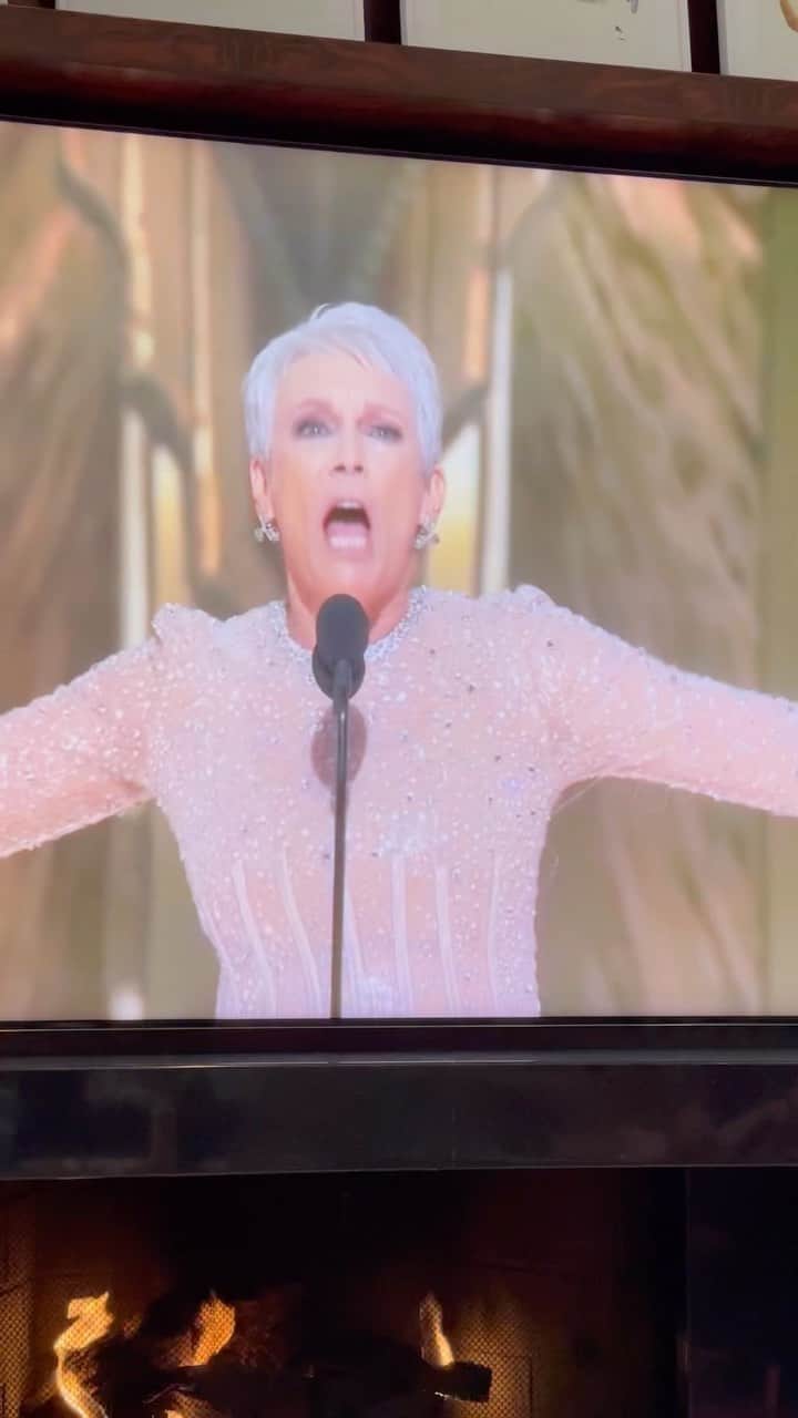 アマンダ・デ・カディネットのインスタグラム：「Jamie, Jamie , Jamie . Even in your moment of glory you are thinking of others. “ We won an Oscar !” .. So well deserved ! We know Mommy will have a slightly later night tonight . We love you @jamieleecurtis ❤️」