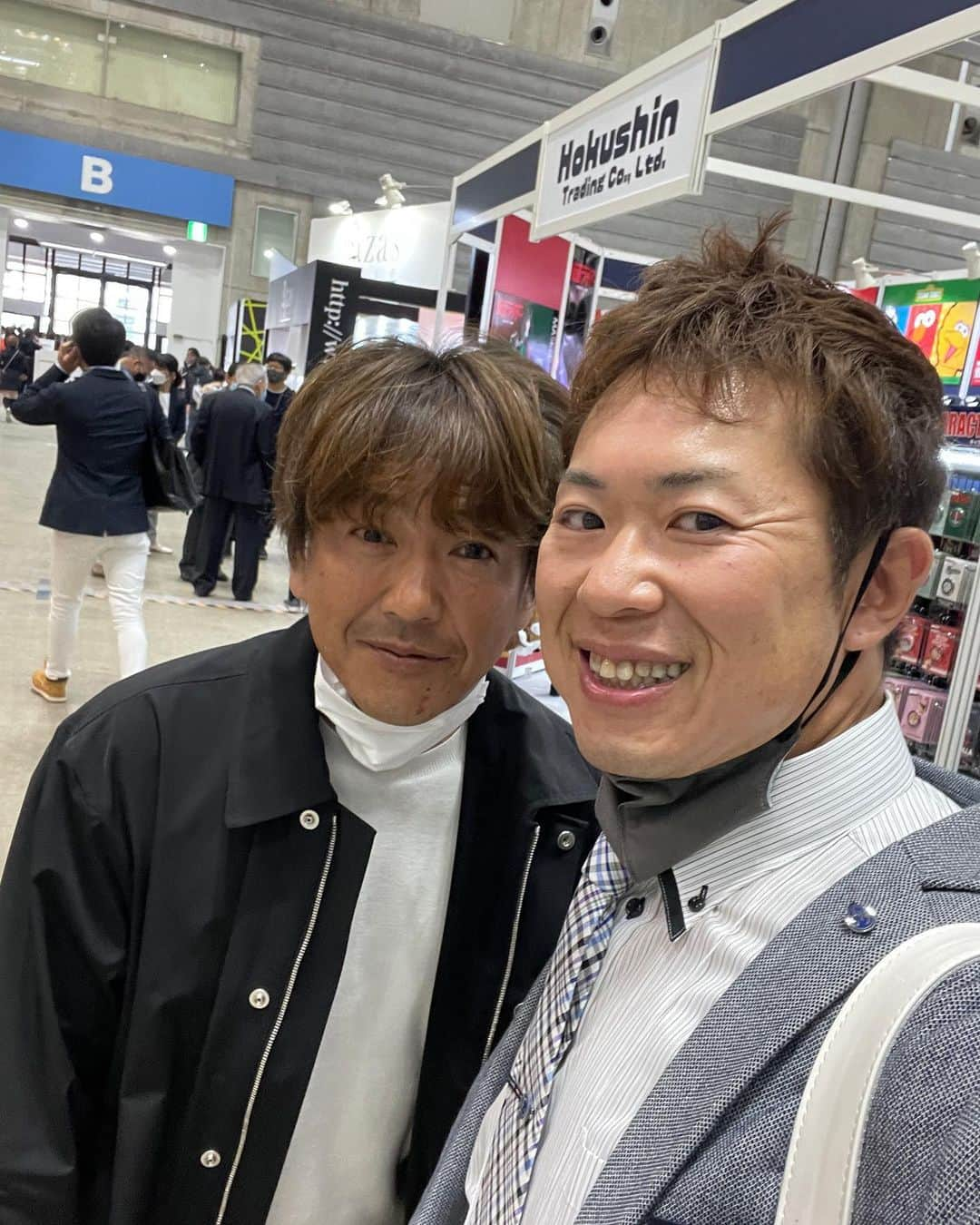 三浦辰施のインスタグラム：「ゴルフフェア2023での再会　その1  鹿又さん @kanomatayoshinori   鹿又さんとは　かれこれ10何年前からのまだオイラが痩せる前からの話🤣  多くのメーカーのご担当の方を繋いでもらったりなど多くもとてもとてもお世話になっている鹿又さんです(^^)  自分の沖縄移住した経緯なども気にかけてもらっていたり再会出来て嬉しかった瞬間  #鹿又芳典  #ジャパンゴルフフェア  #JGF #パシフィコ横浜 #再会 #たむプロ #感謝 #沖縄 #沖縄移住 #エナジック  #enagic  #E8PA」