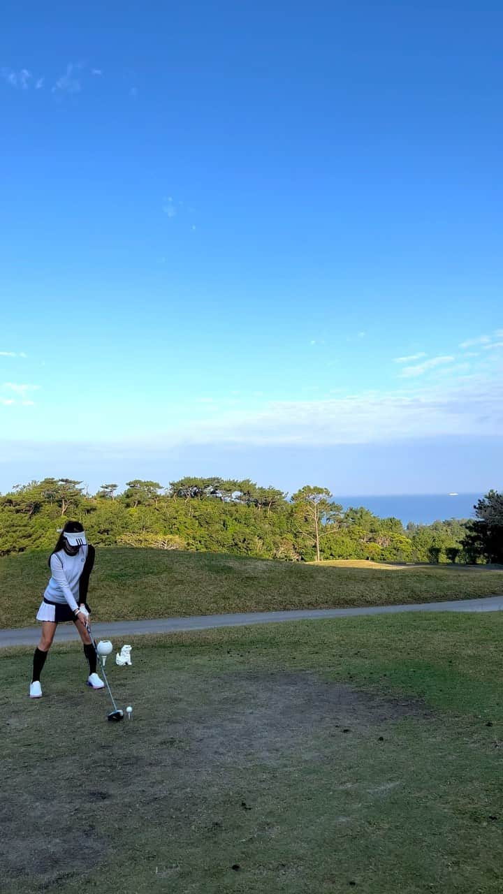 Erinaのインスタグラム：「ジアッタテラスゴルフリゾート⛳️  おりゃーっと打ってます🏌️‍♀️ 音聞いてほちい🥺🫶  👚　@taylormade_golf_japan  👟　@footjoy.japan   #ゴルフ#ゴルフ男子#ゴルフ女子#ゴルフ好き#ゴルフ場#ゴルフウェア#ゴルフコーデ#ゴルフ練習#ゴルフ三昧#ゴルフ仲間#ラウンド#ゴルフバカ#ゴル女#ゴルファー#ゴルフ中毒#エンジョイゴルフ#ごるふ#沖縄ゴルフ#遠征ゴルフ#ジアッタテラスゴルフリゾート#リゾートゴルフ #golf#golfer#footjoy#taylormade」