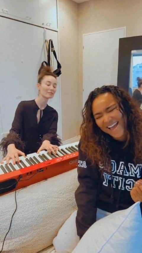 エミ・マイヤーのインスタグラム：「Love this song “Start Again” I wrote for Crystal - including little bits like the neighborhood she lived in NY - her voice makes it shine so bright! ✨ listen to her new EP https://crystalkay.lnk.to/a2zIG (bobble head Emi 🤣 i guess this is what I look like playing after a boozy brunch 🥂) 裏話: クリちゃんが本当に住んでいたニューヨークの近所が50th & 8thです🤫そして「クリスタルケイ」は個人的に雨の音に似ていると思っているので”sounds like my name”と歌詞に書き込みました☔️」