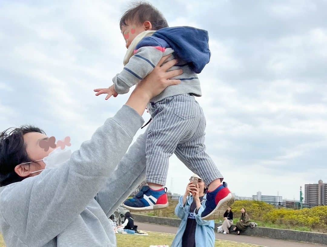 黛英里佳さんのインスタグラム写真 - (黛英里佳Instagram)「⁡ 夫が出張で土日ワンオペだったので、マネージャーぽーちゃんファミリーと一緒にピクニックに行ってもらいました😊☘️ ⁡ ⁡ 何気に息子と2人でドライブも初めてだったので大丈夫かなーと思いましたが、「今日はお母さん運転で隣に居られないけどお利口さんにしてくれてたら嬉しいな」と言ったら渋滞中もぐずることなくご機嫌で過ごしてくれていました😳 ⁡ いやたまたまか😂 ⁡ ⁡ 息子のお弁当は色々用意するのも面倒なので😂 ⁡ ⁡ ・しらすとおかかと青海苔のおにぎり ・ブロッコリー、にんじんのすりおろし、ツナ入りコンソメ麹のたまごやき ・バナナ入りオートミール蒸しパン ⁡ だけ(笑) ⁡ 「なんか一つのものに色々栄養入ってるからいいか弁当」🍱(笑) ⁡ ⁡ そして大人はサンドイッチをテイクアウト🥪💕(これも狙われたけど👶) ⁡ ⁡ ⁡ ⁡ ⁡ 大好きなわんわんほあたん　@mame.hoa におにぎりと蒸しパンをパクッと食べられつつ🐶🧡(笑) ⁡ ⁡ 一歳児がいるとわちゃわちゃしてしまいますが楽しいお休みを過ごせました〜☺️💕 ⁡ ⁡ 遊び疲れて帰りの車も爆睡👶zzz ⁡ ⁡ 次はお花見かなぁ😆🌸 ⁡ ⁡ ⁡ #寝癖と高い高いで髪型がものすごいことになってる息子 #着いておしっこ漏れて速攻で着替えたのでボーダーとストライプ柄でカオスな服装 #高い高いを必死で撮影する母 #あったかいカフェラテも一瞬で冷めるよね #ほあたんカメラ写りばっちりさすが #わちゃわちゃ楽しい1日でした #ピクニック #お出かけ #ドライブ #赤ちゃん #子育て #1歳育児 #1歳弁当 ⁡ ⁡ ⁡ ⁡ ⁡ ⁡ ⁡」3月13日 11時12分 - erikamayuzumi_official