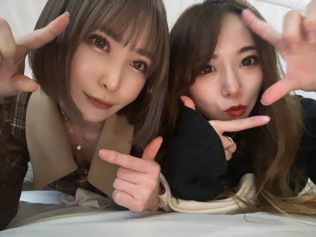 華妃 のインスタグラム：「載せてない写真沢山あるので季節を遡って投稿させてください🌸🌻🍂❄笑  このツーショット📸 時代はさかのぼってないです。笑 季節だけです。笑  度々東京に来るたび 会いに来てくれて、 東京では入手困難だった リップモンスターを滋賀から 送ってくれたりする親友🤝🏻🌟神  顔が年々若返ってきてるのは 気のせいかな👈  もうすぐお誕生日だね❣️ (月だけ覚えてる👈) 韓国の美容便送るので 住所送ってくださいね🏠！！！！   #アマゾネスポーズ  なんでこの名前になったんだっけ、、、 うちら最強卐的な感じかな、若い🌱」