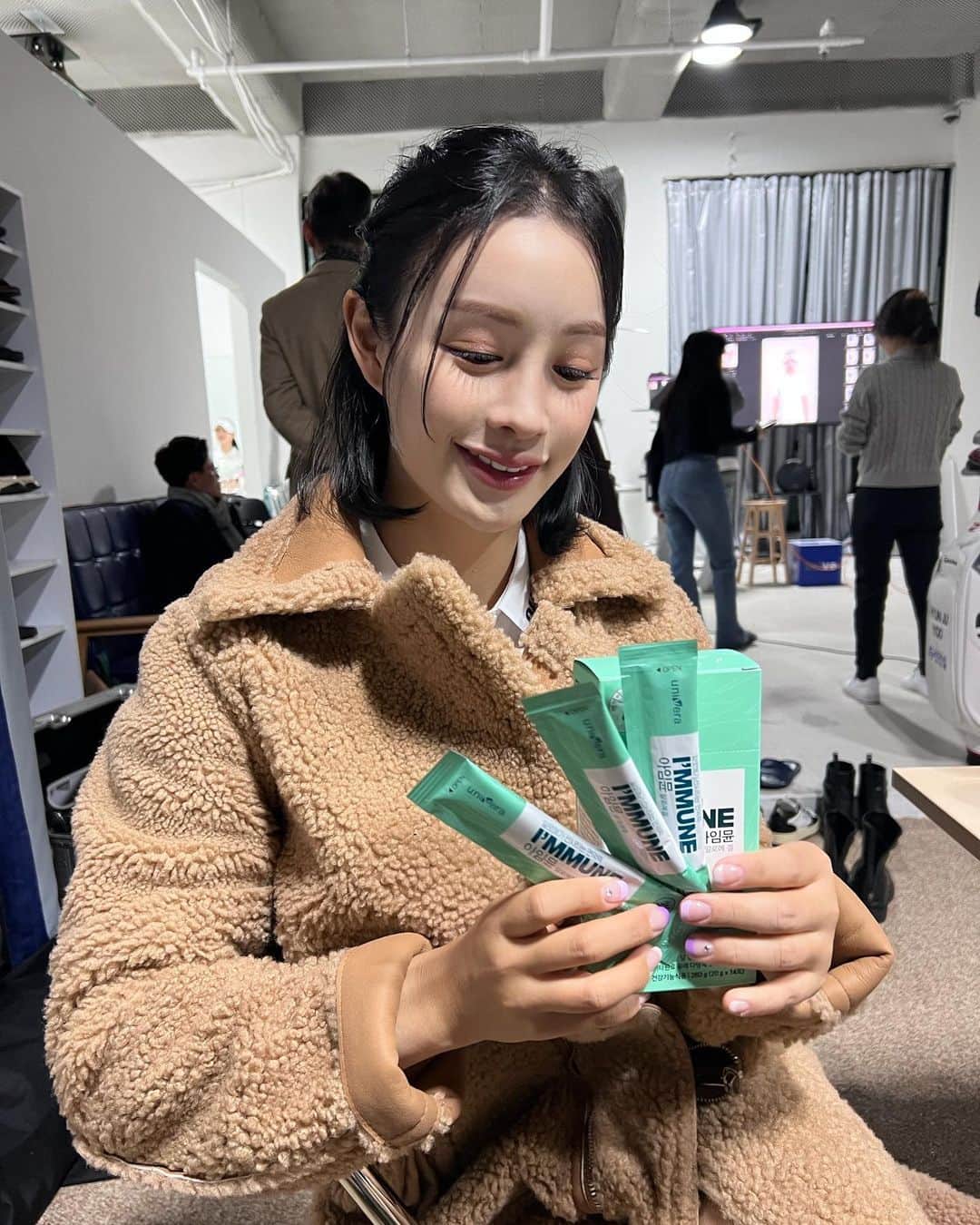 パク・キョルのインスタグラム：「. 들고 다니기에도 간편해서 촬영장에도 챙겨가는 아임뮨 젤리 ✨  #유니베라 #아임뮨 #면역력증진 #아임뮨알로에겔」