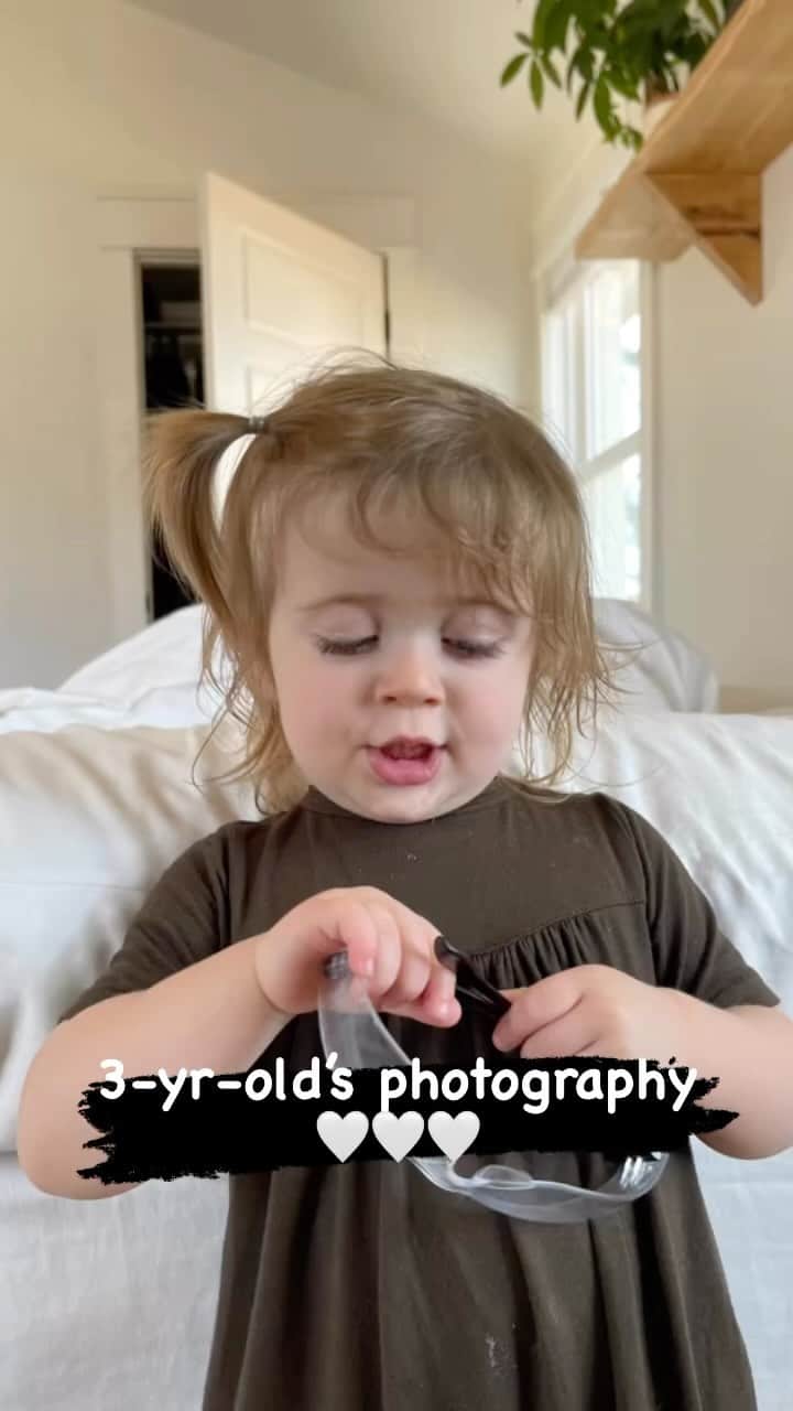 ジェッサ・ダガーのインスタグラム：「They rarely fail to deliver the classic feet shot. Helpful in determining which kid was behind the camera creating the little impromptu photo shoot. 🕵🏻☺️📸🦶🤍」