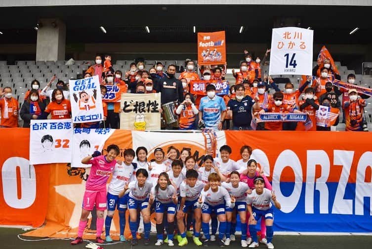 のインスタグラム：「. . 勝ち点3🔥 応援ありがとうございました！！！ ここまで諦めず 共に闘ってくださったサポーターの皆さんに感謝の気持ちでいっぱいです。 次も勝ってみんなで笑顔に⭐️ . . みんなナイス！！ ゴロちゃんナイスゴール⚽️⚽️ . . #weリーグ #albirex #アイシテルニイガタ #勝ちフォト」
