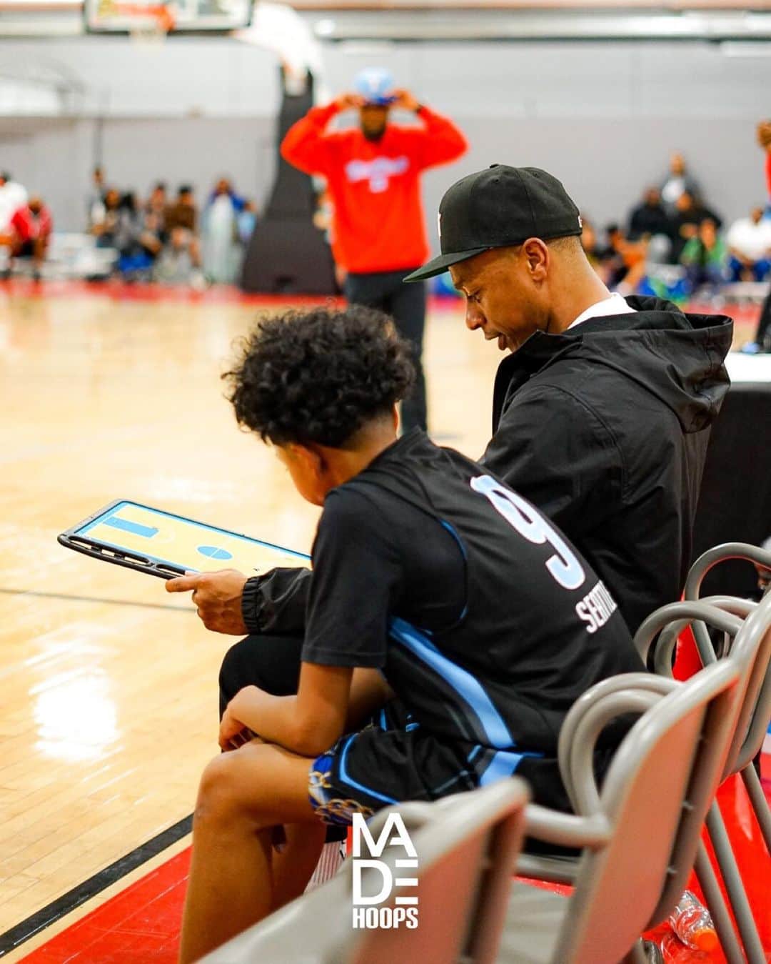 アイザイア・トーマスのインスタグラム：「Pouring LOVE & knowledge into these kids every chance I get 🏁  📸: @madehoops」