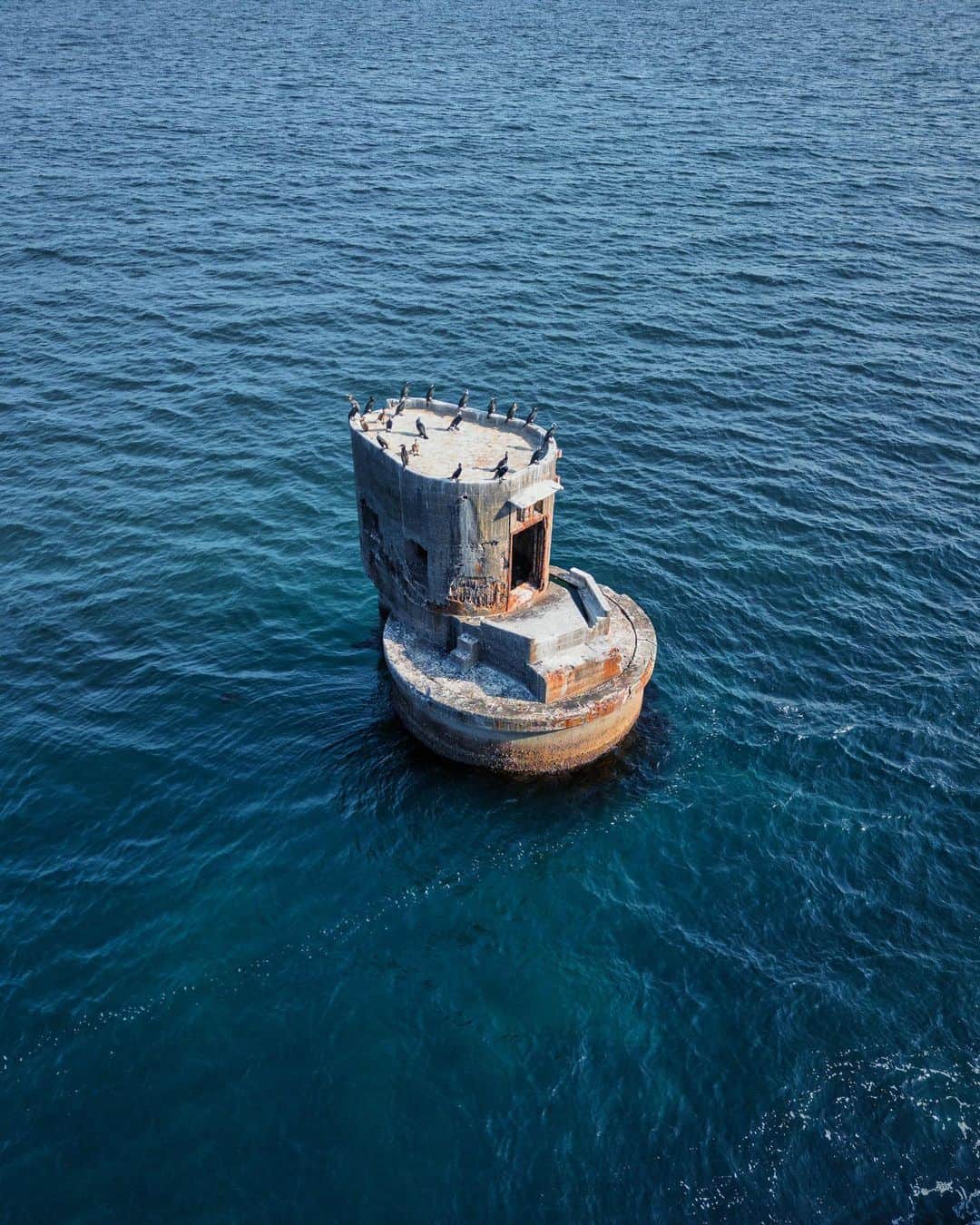 啝 （わ）のインスタグラム：「Ruins of War on the Sea 𓆲 𓆲 𓆲 #_passion_urbex_ #abandon_seekers_ #abandoned_addiction #abandonedcreeps #all_is_abandoned #ascosi_lasciti #decay_explorers #discarded_butnot_forgotten #fadedbeautyindecay #global_urbex #gloriousdecay #grime_lords #ig_urbex #lonely_and_abandoned_2 #masters_in_decay #nature_takes_over #raw_abandoned #rsa_preciousjunk #t_m_u_c #urbex_utopia #urbex_wereldwijd #urbexhero #world_wide_urbex #廃墟 #廃墟写真 #廃墟美 #ドローン #dronephotography」