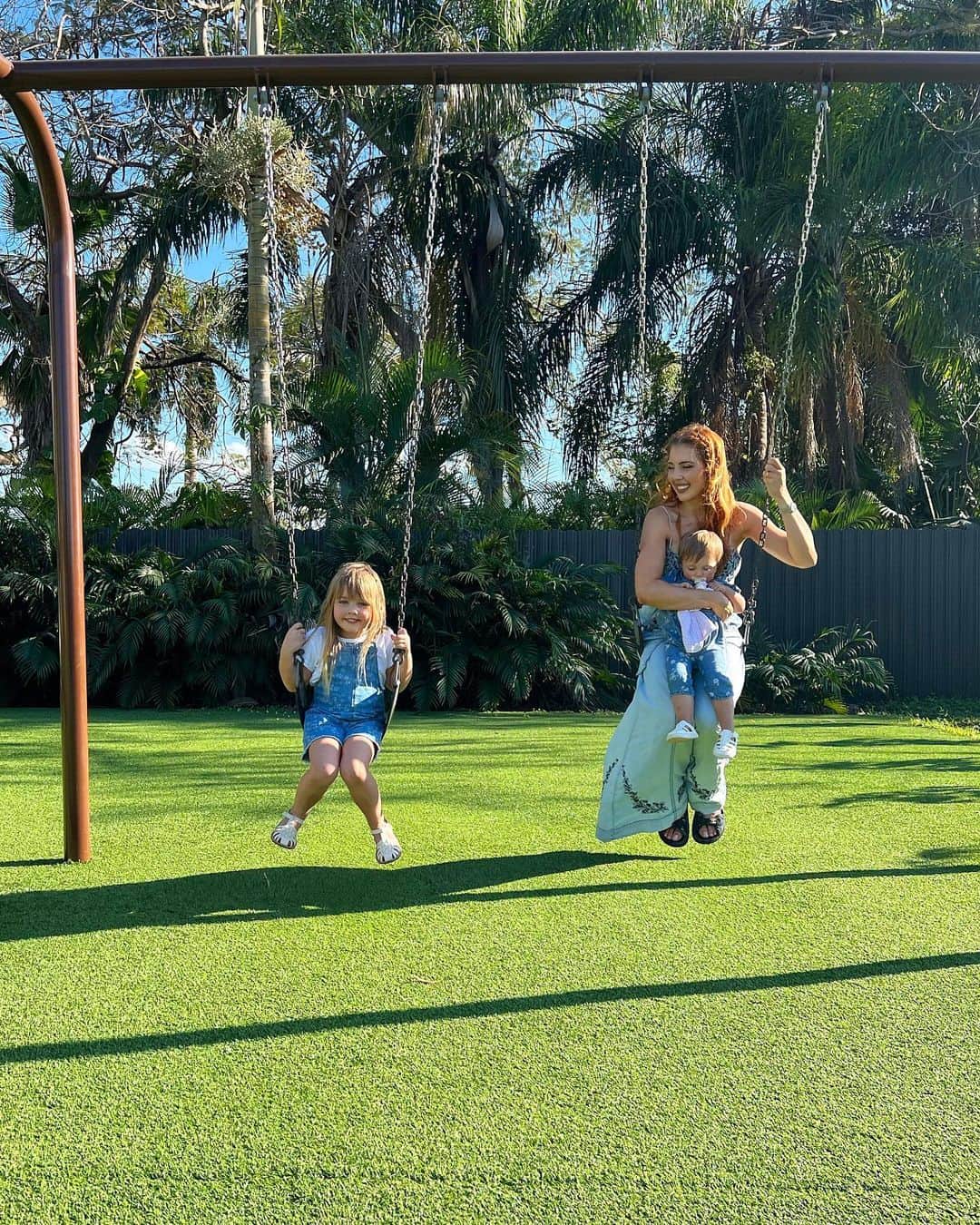 Sascha Barbozaのインスタグラム：「Domingo de piñata con las más chiquitas de la casa」