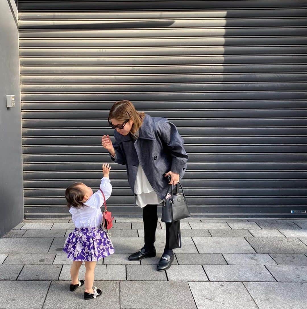 yuiのインスタグラム：「娘と一緒に写真を撮ろうとしたら、 サングラスちょうだい🫲 バックちょうだい🫲と言われ… . ようやく撮れたと思ったら、 鼻や口に手を入れられる😇 推し🐘のバックは触れただけで怒られ😇 私とそっくりな性格な彼女🥶のご機嫌取りに大忙し😝 . ムチムチ三頭身で可愛いなー❤️ . #ゆいのママライフ」