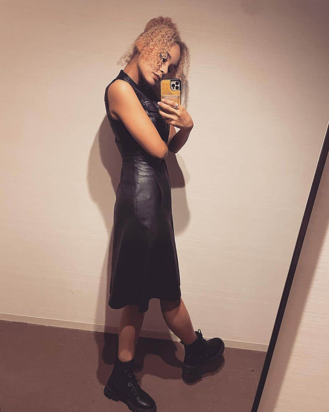 宮本エリアナさんのインスタグラム写真 - (宮本エリアナInstagram)「🤍🌸🤍🌸  #love#newlook#fashion#curlyhair#black#leatherdress」3月13日 12時20分 - arianamiyamoto