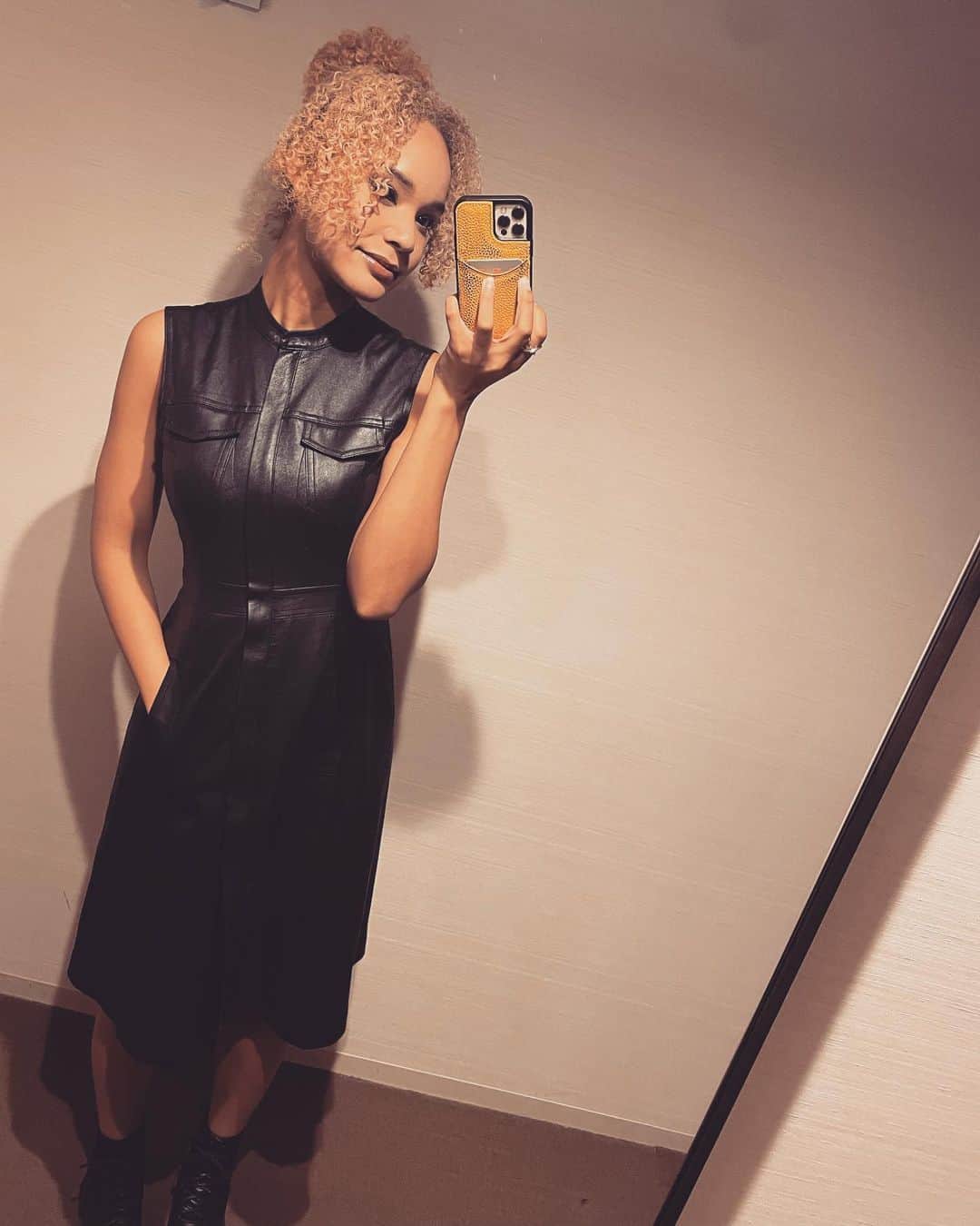 宮本エリアナのインスタグラム：「🤍🌸🤍🌸  #love#newlook#fashion#curlyhair#black#leatherdress」
