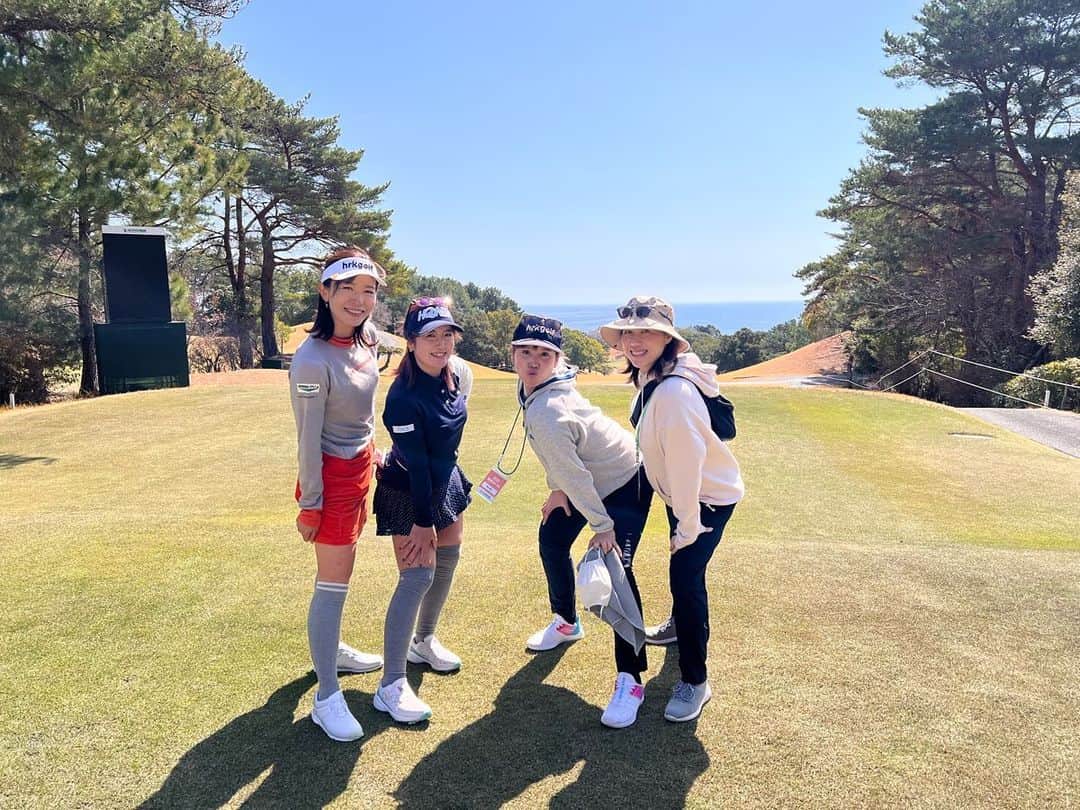 綾田紘子のインスタグラム：「こんにちは😊 . 植田希実子プロ(@uedakimiko.golf)の帯同コーチとして明治安田生命レディスヨコハマタイヤゴルフトーナメントに行ってきました😊 . 初日は最終ホールのパッティングだけを残してサスペンデッドになってしまいましたが、それ以外は本当にお天気も良くて暖かくて最高でした✨✨ . このオフシーズンに取り組んできたことが形になってきて、それを試合でできるようになってきたことは本人にとって大きな収穫だったと思います！！！ もちろん課題は盛りだくさんですが😂 . 今までやってきたことと、試合での経験を糧にしてこれからも頑張ってもらいたいです😘 . 応援していただきありがとうございました！！！ わたし自身出産を控えていることもあり、これからは帯同ができることが少なくなってきてしまいますが、基盤は作ったのであとは本人がどれだけ根気強く粘れるかです🥹 . 今後とも植田プロの応援よろしくお願い致します♡」
