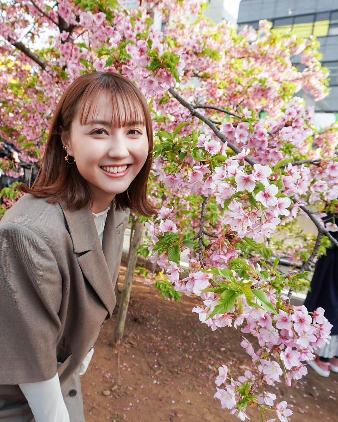 山形純菜さんのインスタグラム写真 - (山形純菜Instagram)「. 春が終わり夏が訪れ 桜の花びらが朽ち果てても 今日とかわらずあたしを愛して ⁡ aikoさん大好き💕🌸 ⁡ 好きな桜ソングありますか？？ ⁡ ⁡ ⁡ thank you @rie_tabi ⁡ #桜神宮 #桜新町 #河津桜 #桜 #御朱印 #御朱印巡り #神社 #お花見 #東京神社 #神社巡り#縁結び #はなまっぷ #japantravel #cherryblossom #spring #sakura #ig_japan #love_bestjapan」3月13日 12時32分 - yamagata_junna