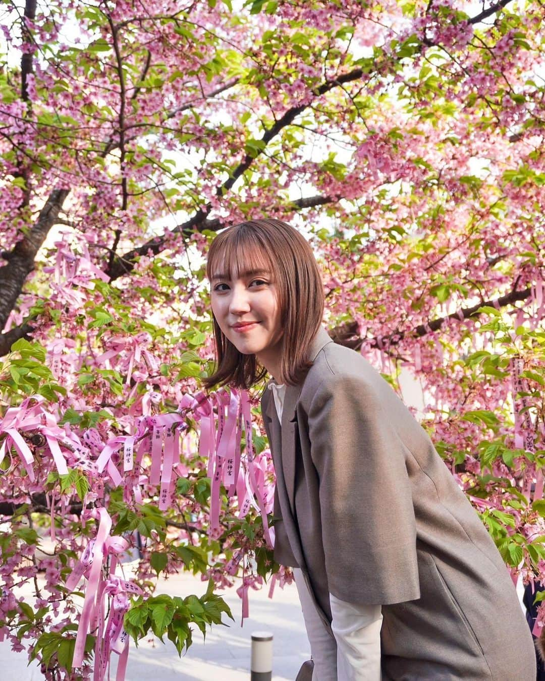 山形純菜さんのインスタグラム写真 - (山形純菜Instagram)「. 春が終わり夏が訪れ 桜の花びらが朽ち果てても 今日とかわらずあたしを愛して ⁡ aikoさん大好き💕🌸 ⁡ 好きな桜ソングありますか？？ ⁡ ⁡ ⁡ thank you @rie_tabi ⁡ #桜神宮 #桜新町 #河津桜 #桜 #御朱印 #御朱印巡り #神社 #お花見 #東京神社 #神社巡り#縁結び #はなまっぷ #japantravel #cherryblossom #spring #sakura #ig_japan #love_bestjapan」3月13日 12時32分 - yamagata_junna