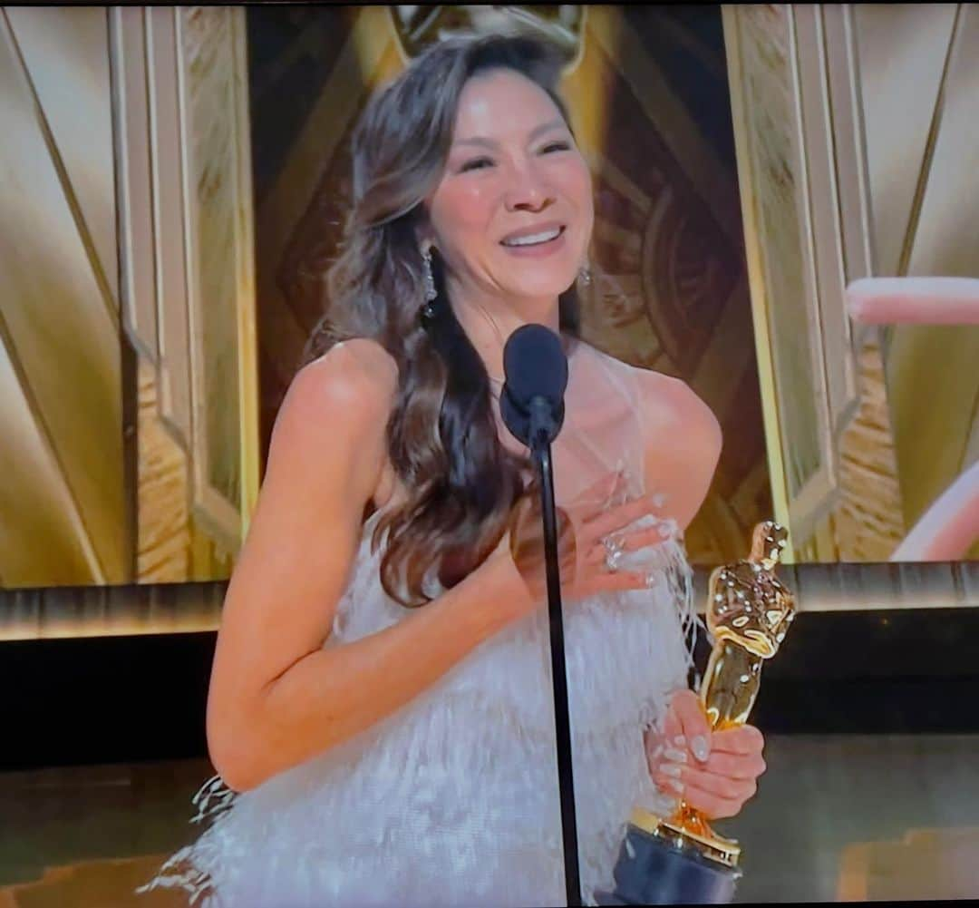 ダニエル・デイ・キムのインスタグラム：「I literally can’t. 🥲 Congratulations, Queen @michelleyeoh_official ! You give me hope. #oscars」