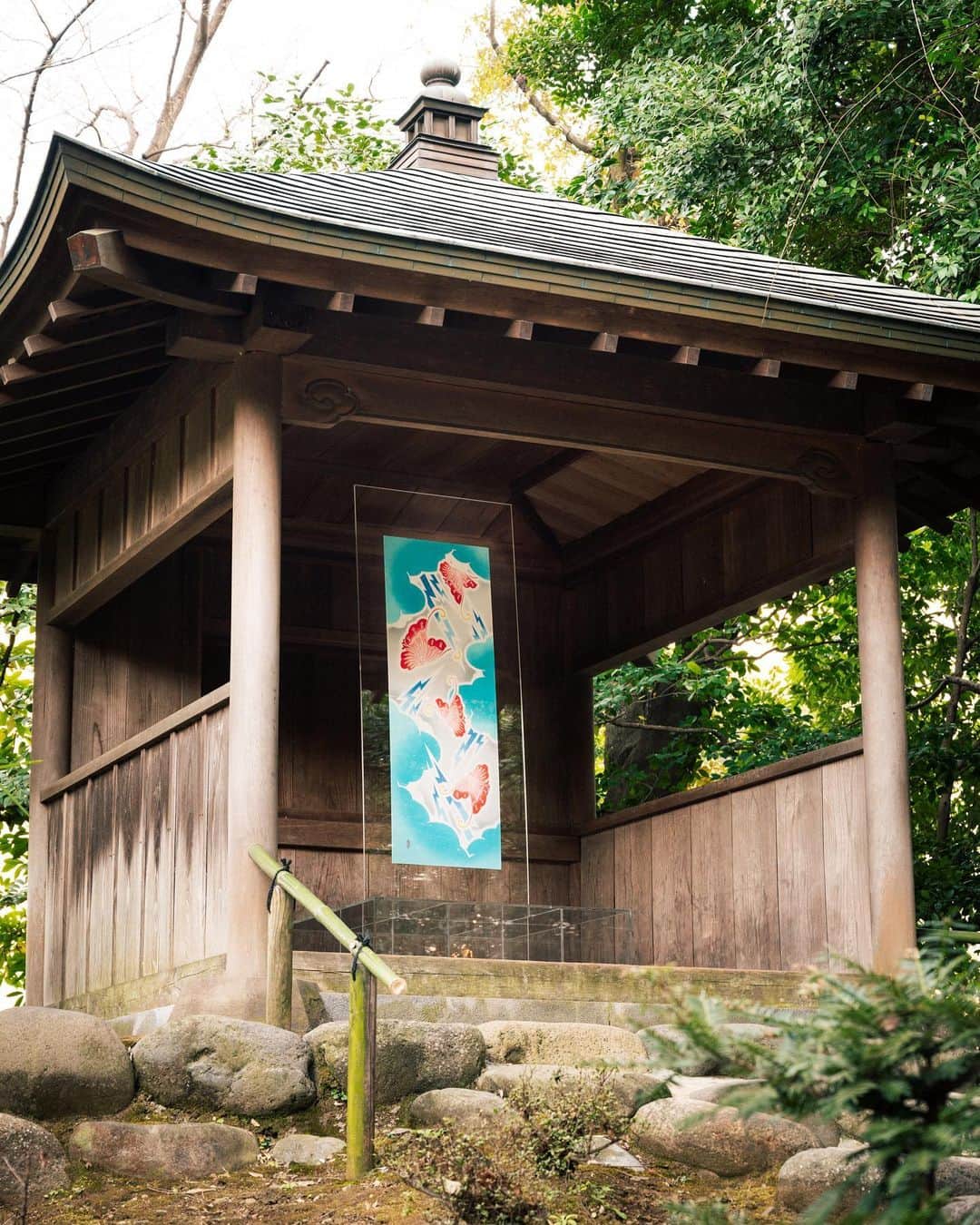 のインスタグラム：「小石川後楽園で開催中の「江戸東京リシンク展」に出展中のコラボレーション作品のご紹介。  Introduction of collaborative works currently on display at the "Edo Tokyo Rethink Exhibition" at Koishikawa Korakuen Gardens.  舘鼻則孝 × 新江戸染 丸久商店 1970年代に丸久商店が発表した貴重な歴史的資料に収録されている図案に、舘鼻則孝氏が雷雲のモチーフを描き足すことで完成させた作品。注染と呼ばれる伝統技法で染め上げられた本作は、1枚の型紙にもかかわらず多くの鮮やかな色彩で同時に染め上げることが可能な技法の特性を活かした内容となっている。舘鼻氏がモチーフとして選んだのは、日本舞踊の長唄「雨の五郎」にまつわる「五郎蝶」。日本の芸事に関連する意匠は、丸久商店が代々継承してきた代表的なものでもある。  Noritaka Tatehana x Shin Edozome  Marukyu Shoten Noritaka Tatehana drew a motif of thundercloud using the design based on the valuable historical material published by Marukyu Shoten in the 1970s, to complete this work. It was dyed using a traditional stencil dyeing technique called "Chusen". This technique makes it possible to dye a fabric in various vivid colors simultaneously using a single stencil. "Goro Cho", which Tatehana chose as his motif, is related to the Japanese dance nagauta, a kind of traditional Japanese music, "Ame no Goro". The designs related to Japanese dance represent the style which Marukyu Shoten has continued to inherit since long ago.  @Edo_Tokyo_Kirari @Noritaka_Tatehana @TatehanaStudio  Photo by GION  開催概要 展覧会名　江戸東京リシンク展 開催日時　2023年3月11日(土)~3月15日(水) 9時00分~17時00分（最終入園16:30） 主　催　　東京都・江戸東京きらりプロジェクト 会　場　　特別史跡・特別名勝　小石川後楽園 入園料　　小石川後楽園への入園にあたり以下の入園料が必要となります。 　　　　　一般 300円 65歳以上 150円 ※小学生以下及び都内在住・在学の中学生は無料 ※身体障害者手帳、愛の手帳、精神障害者保健福祉手帳または療育手帳持参の方と付添の方は無料  出展事業者 江戸木版画 高橋工房(@takahashikobo) 江戸切子 華硝(@edokiriko_hanashyo) 和太鼓 宮本卯之助商店 (@miyamotounosuke ) 東京くみひも 龍工房 (@ryukobotokyo) 江戸組子 建松 (@edokumikotatematsu ) 新江戸染 丸久商店 (@shinedozome )  #江戸東京きらりプロジェクト #江戸東京リシンク展 #伝統工芸 #アート #現代アート #現代美術 #小石川後楽園 #展覧会 #アートイベント #舘鼻則孝」