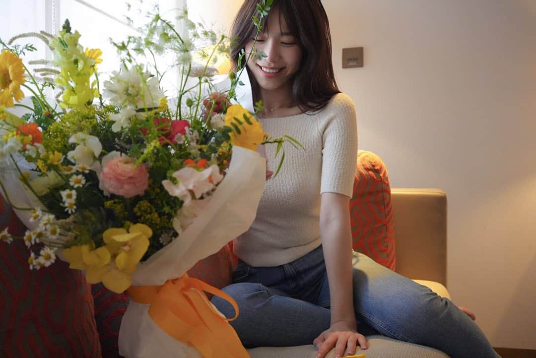 黃家怡（Bonnie C. Huang）さんのインスタグラム写真 - (黃家怡（Bonnie C. Huang）Instagram)「這束花是誰選的？💛太美了太美了」3月13日 12時54分 - bonnie.huang