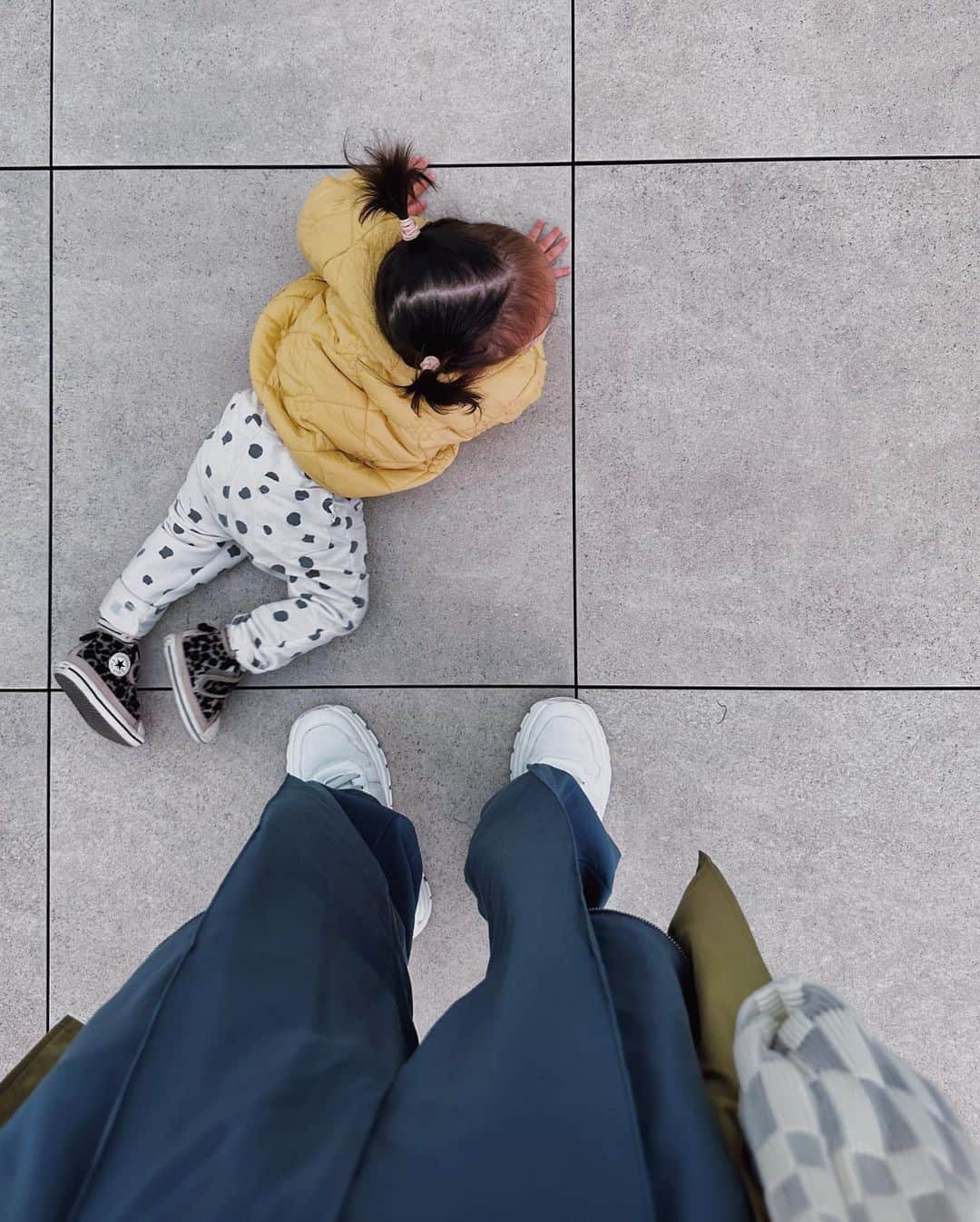 のインスタグラム：「. イヤイヤし過ぎてウケるなぁかわいいなぁと思える3人目は孫のようとは本当でした👶 大変は大変だけど☺️  #momlife #mommylife #mommy  #育児 #ママライフ  #6歳 #4歳 #1歳 #motherof3 #motherhood  #family #familyphoto  #3人育児  #3児のママ #3児ママ  #familytime  #5人家族 #familyphotograhy #familyfirst」