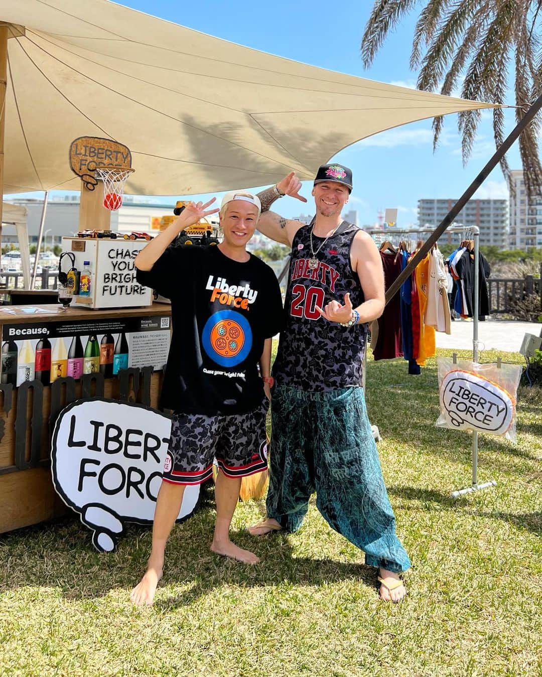 照屋 健太郎のインスタグラム：「Shen(Def Tech) 🌴🎶☀️フードフレアPOP UP 沢山の友達に久しぶりに会えて とっても嬉しかったです いつもありがとうございます😊  次のPOP UPは 3月24,25,26日に沖縄開催 また改めて告知致します  #LIBERTYFORCE #CHASEYOURBRIGHTFUTURE #世界から注目される沖縄へ」