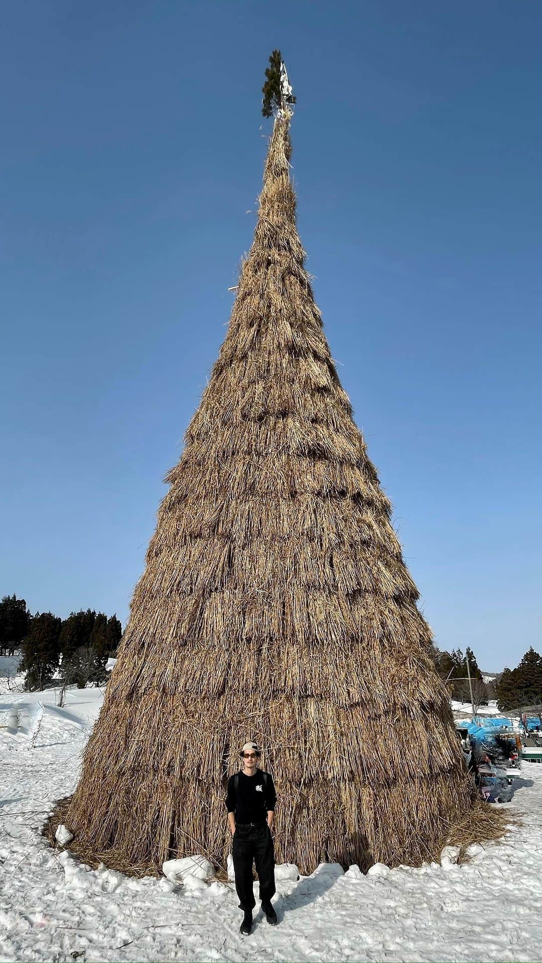 Joeのインスタグラム：「点火して祈りを捧げる、高さ２５m「日本一のさいの神」を燃やし無病息災を願う「古志の火まつり ファイナル」。想像以上の迫力に圧倒。  #古志の火まつり#火祭り#firefestival」