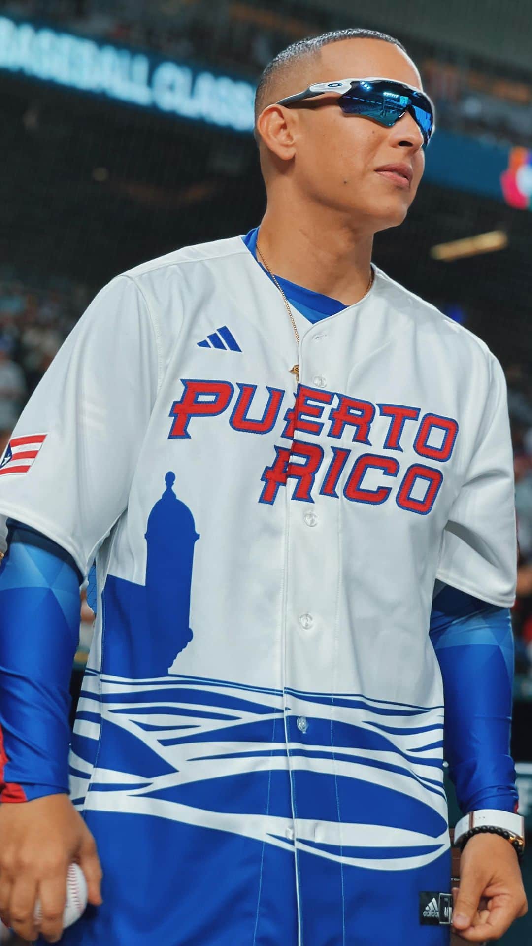ダディー・ヤンキーのインスタグラム：「No es sonar por un ratito, es sonar para siempre y esto es un verdadero`CLÁSICO’. Puerto Rico, tenemos la verdadera CHISPA, no le bajemos. Felicidades a todos nuestros hermanos de Venezuela por su victoria. Buen juego! 💥⚾️🗺 🇵🇷🇻🇪#worldbaseballclassic #legendaddy 📍」