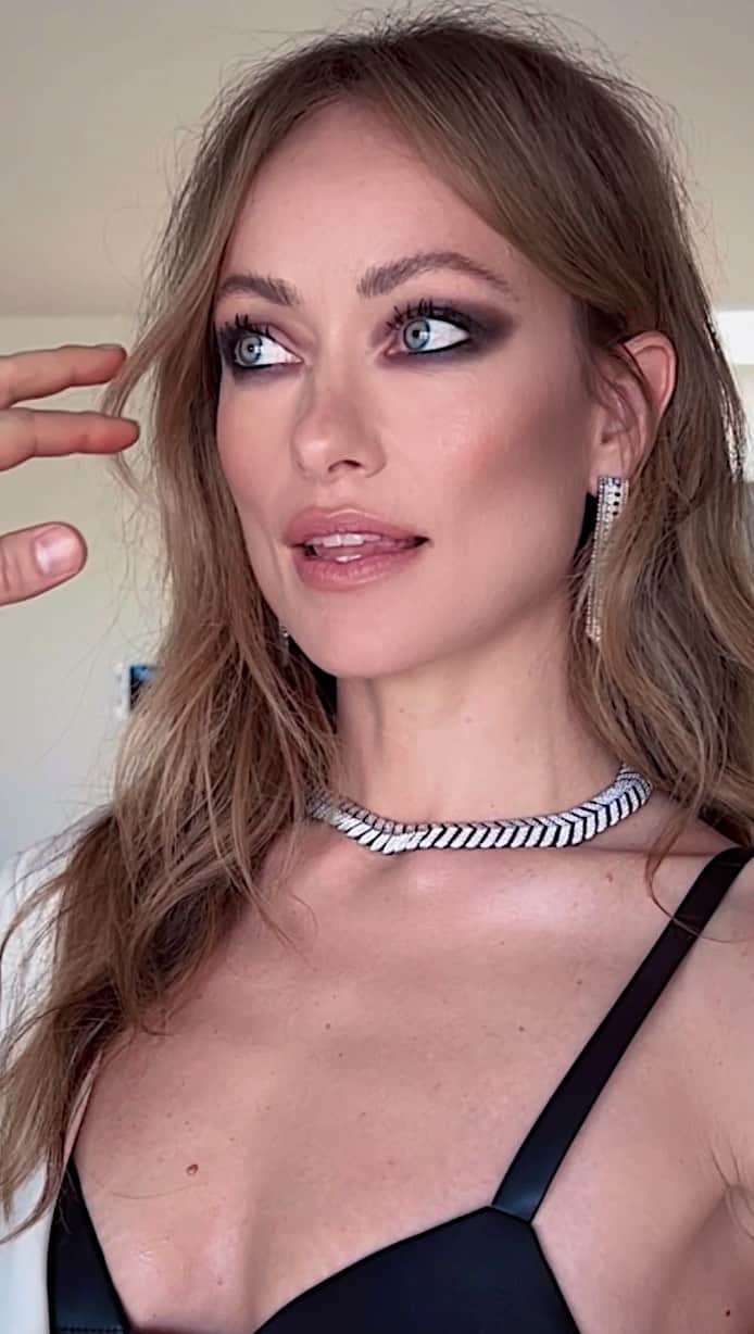 JO BAKERのインスタグラム：「O L I V I A • W I L D E 🇺🇸 Smoldering Smokies with nude on nude on nude…. #oliviawilde for @vanityfair #academyawards  Style @karlawelchstylist @chloe  Hair & Hands @halleybrisker  Nails @nailbyzola  Makeup by me #jobakermakeupartist using @maxfactor for my key color beauty heros…  ✨ SKIN~ The Daily Wipeout @bakeupbeauty to cleanse, soften and start with a fresh complexion. Followed by @sisleyparisofficial Double Tensuer ‘spanx for your skin’ tightening dewy anti aging priming serum and a dab of @biossance lip balm  ✨ EYES - Black Khol Pencil by Maxfactor smudged onto lash line and outer lid, used as an eyeshadow primer then layered the darkest eyeshadow from the Max Factor Masterpiece Nude Palette Eyeshadow Palette in Cappuccino- a soft charred espresso tone that builds and blends seamlessly. Generous layers of 2000 Calorie Mascara also by #Maxfactor for that full fat lash finish.  ✨ CHEEK- I applied Cheek to Chic in Ecstasy by Charlotte Tilbury gently over cheeks and brow bone  ✨ LIP- wanting that soft Buffy nude pink I smudged Max Factor Colour Elixir Matte in 005 - a universal pretty soft pink that pulled this look together!!  ✨ #makeupoftheday #makeuptutorial #makeuplover #makeupideas #smokeyeyes #smokeyeye #makeupaddict」