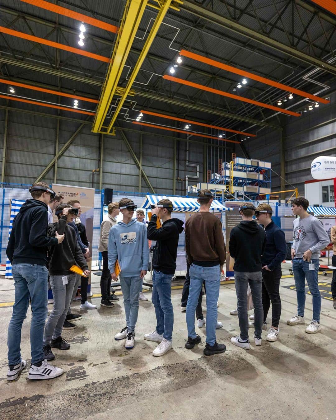 KLMオランダ航空さんのインスタグラム写真 - (KLMオランダ航空Instagram)「Last week, KLM welcomed over 150 technical students to its Engineering & Maintenance hangar for an exciting challenge and a tour of our grounds, including a Q&A session with our knowledgeable staff. We look forward to welcoming you on board as interns or employees! #klm #skillschallenge #engineeringandmaintenance 📷 by Desril Santoso Teguh」3月13日 23時08分 - klm