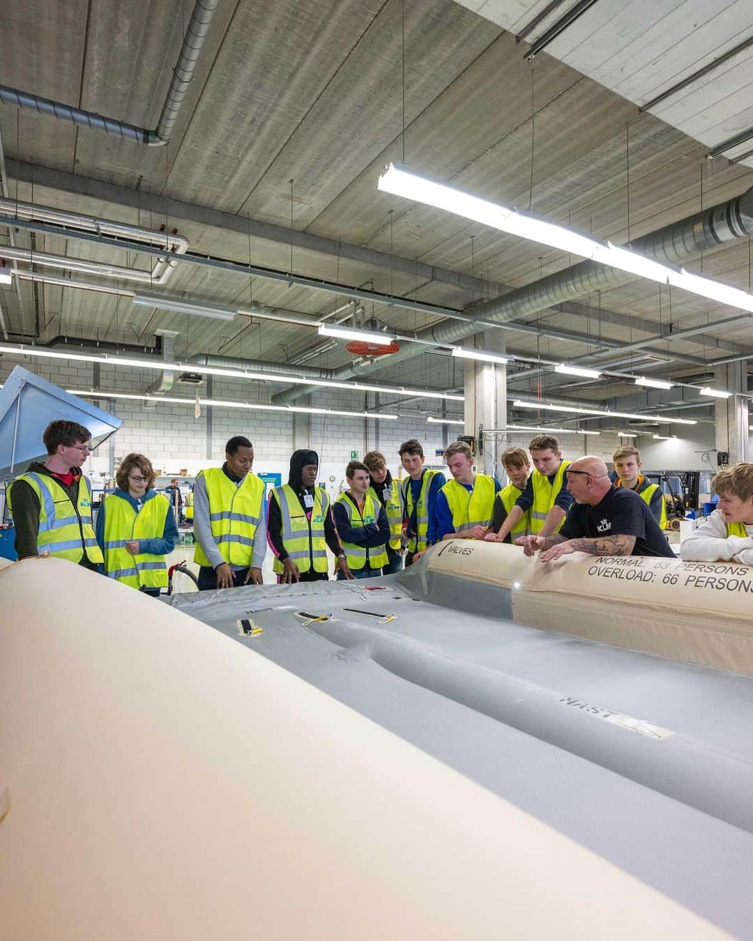 KLMオランダ航空さんのインスタグラム写真 - (KLMオランダ航空Instagram)「Last week, KLM welcomed over 150 technical students to its Engineering & Maintenance hangar for an exciting challenge and a tour of our grounds, including a Q&A session with our knowledgeable staff. We look forward to welcoming you on board as interns or employees! #klm #skillschallenge #engineeringandmaintenance 📷 by Desril Santoso Teguh」3月13日 23時08分 - klm