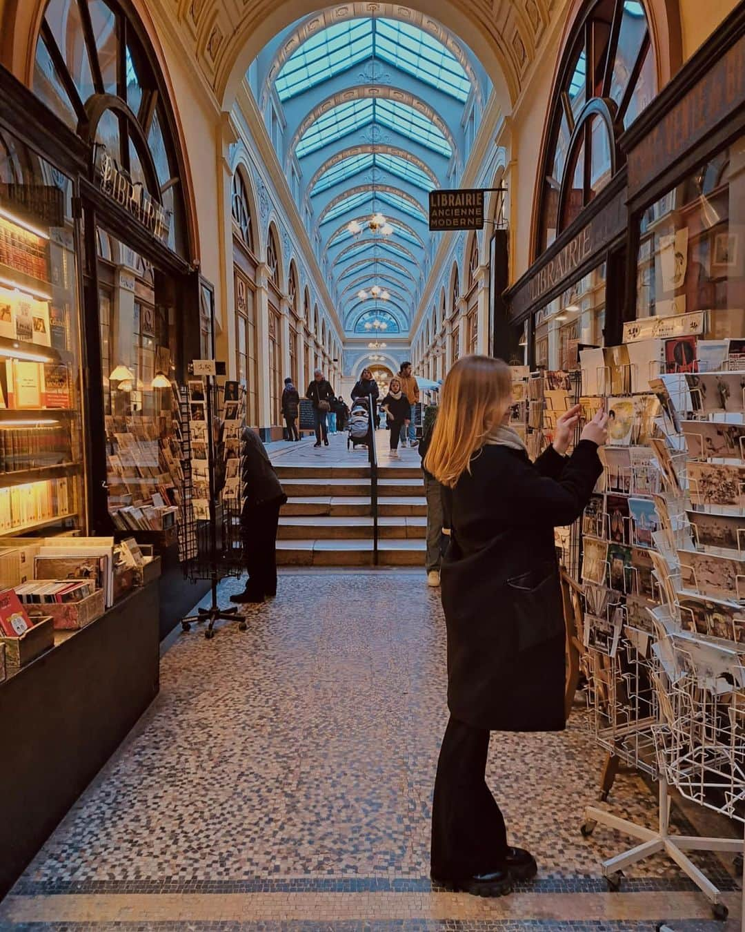 ティファニー・ザホースキのインスタグラム：「When in Paris…🥰」