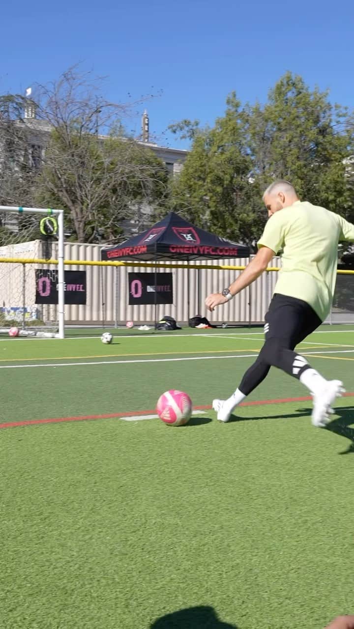 F2Freestylersのインスタグラム：「LAST TIME IN LA……😅🎯  Can’t wait to be back with @oneivyfc in Hollywood, LA for Spring Break camp April 3-6th! 💜🖤  Head over to @oneivyfc for more info 🏴󠁧󠁢󠁥󠁮󠁧󠁿🛫🇺🇸  #football #soccer #losangeles #america」