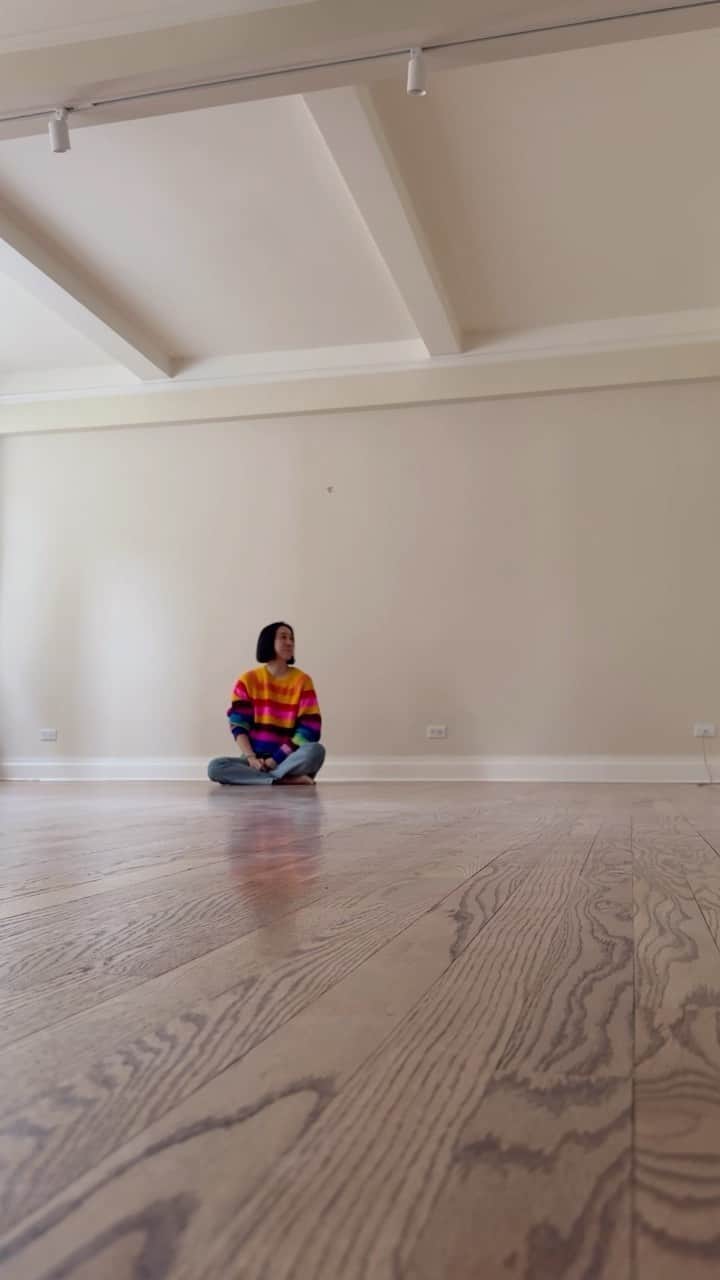 エヴァ・チェンのインスタグラム：「When you finally find a new apartment but the budget does not have a line item for furniture 😹」