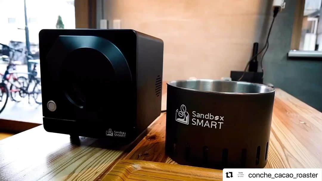 Concheのインスタグラム：「カカオ焙煎所ではこの様な小型ドラム型焙煎機も展示しています。 タイミング良くテスト中に鉢合わせたときはご案内や説明も可能です。見学も大歓迎、お気軽にお越しください。  #Repost @conche_cacao_roaster ・・・ 《サンプルロースター》  カカオの産地やロットごとに焙煎プロファイルを変えています。 決定のために試験焙煎をするのですが、普段の機械では少量の焙煎に向かないためドラム式小型ロースターを活用しています。  これの優れているところはスマホアプリで全てを管理できることにあります。 データロガーとしてだけでなく様々な設定を時間軸に沿ってプログラムすることができます。  高い再現性を持って繰り返すことができるため数℃違いの比較などが可能であり、意図する焙煎が等しいものならば異なる焙煎機であっても参考となるデータが得られるのです。」