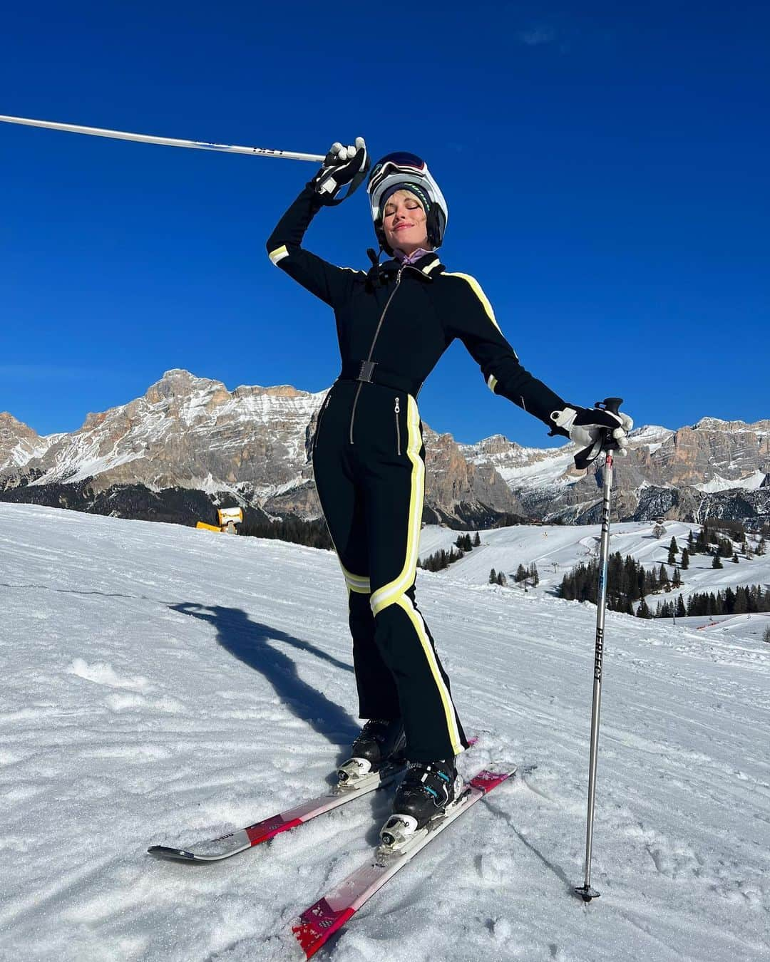 Ashley Smithさんのインスタグラム写真 - (Ashley SmithInstagram)「A week in the Italian alps ❄️😛  Thank you @cordova.co for my sick snow fit xx ⛷️ everyone thought I was pro until I almost took 10 Italians off the side of the mountain with me. Thanks @jackxsaunders for saving my snowy buns and being the best ski teacher ❤️」3月13日 23時12分 - therealashsmith