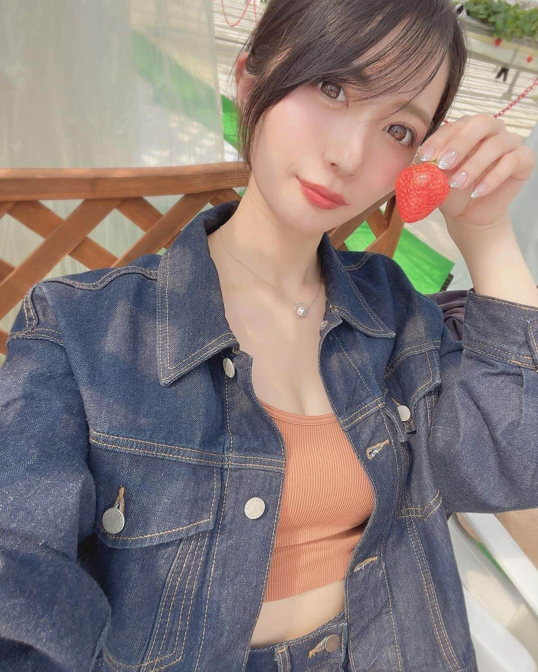 塩崎莉乃のインスタグラム：「. いちご天国🍓🍓🍓 . 毎年絶対行くいちご畑が予約いっぱいで いちご畑はる行ってきたヨ。 . ここも何年か前に来たことあった🤭 . 鼻詰まりやばすぎてせっかくのいちご狩り ほぼ味しやんくてショックでした。笑 . 甘いか酸っぱいかくらい分かるねんけど しっかり甘かったヨ🥺 . 今年もっかいいちご狩り行きたい...🥺 . . . . . . . . . #いちご狩り #いちご畑 #いちご畑はる #岸和田グルメ #岸和田 #いちごスイーツ #いいね返し #likesforlike #lifestyle #fyp #fypシ #l4likes #instalike #instadaily」