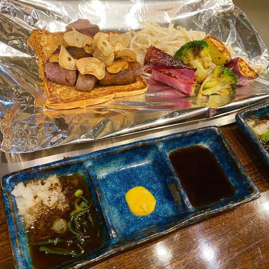 恵美さんのインスタグラム写真 - (恵美Instagram)「.  広尾商店街の中にある鉄板焼き屋さん 鉄板焼よしむら @teppanyaki_yoshimura  さんにお邪魔しました🤭  アットホームな雰囲気で 店長さんも気さくな方で 楽しくお料理を頂きました♪  今が1番美味しい旬の食材を 目の前で焼いて、アツアツのまま いただけます🥰 　 おまかせコース  ・おすすめシーフード(白子) ・ホルモンキムチ ・A5ランクステーキ ・お好み焼き ・そば飯  カウンター席以外にも 広いテーブル席があったので ご家族、お友達、デートなど 幅広いシーンで利用できます✨  お店もちょっと隠れ家的で雰囲気抜群🌹  美味しく楽しいひと時を ありがとうございました🥰  またお邪魔させていただきます♪  PR @teppanyaki_yoshimura  #鉄板焼よしむら #広尾グルメ #広尾ディナー #鉄板焼きディナー #広尾駅 #鉄板焼き屋 #model #モデル #japanesemodel #フリーアナウンサー #恵美」3月13日 23時52分 - emi_florence819