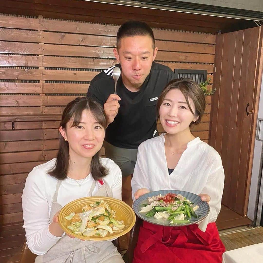 yuu sakuraiさんのインスタグラム写真 - (yuu sakuraiInstagram)「みんなはヴィーガンとかベジタリアンってどこまで興味ある⁇  最近、MK CAFEのオーナーは 以前にましてヴィーガンやベジタリアンをカフェに取り入れていこうと話をしてくれます。  私は、お肉もお魚も当たり前に口にして育ってきたから正直、ヴィーガンやベジタリアンについてしっかり勉強した事がありませんでした。  海外に目を向けたとき産まれた国、環境、文化の違いで食べれない食材がある方たちがいる。 そんな方々が日本に来たときに安心して手を伸ばせるものを用意しておいてあげれたらどれだけ喜ばれるか。  作るものは日本の馴染みのある味付けや 産地のものを使用してたらきっと海外の方は喜ぶはず✨  海外に視野を広げて食べやすいって何だろうと考え抜き 日本の食材を国や文化が違う方々にも手に取ってもらえるように開発を進めていこうと話してくれます⭐︎  以前、MK CAFEではガザの国のトップ起業家女子に選ばれた女性の方々を、 日本に招待するというツアーがあり、  看板メニューの〝鯖バーガー〟がおもてなしをする際のハラルフードとして選ばれ提供させていただいた事がありました✨  ハラルフードとは、イスラム教において食べることが許されている食品や料理のこと。  「ハラル（ハラール）」は、 アラビア語で｢許されている｣という意味を持ちます⭐︎  この時、通訳の方がお話ししてくださったのはハラルフードとして作ったわけじゃなく、 日本の食材を美味しくアレンジして出来た 〝鯖バーガー〟をイスラム教の方々がそのまま味わって美味しく食べれる事が出来て嬉しがっていると話してくださいました✨  この時もオーナーの菊池さんは海外の方が嬉しそうに鯖バーガーを口にしている写真を見てすごく喜ばれていました👏🏻  ベジタリアンは、肉や魚、家禽を除外した食事を摂取しますが、乳製品や卵、はちみつなどは摂取することができます。 ベジタリアンの食事には、豆類、穀物、果物、野菜、ナッツ、種子、乳製品、卵などが含まれます⭐︎  一方、ヴィーガンは、動物性の食品を完全に除外した食事を摂取します。 そのため、ベジタリアンが摂取することができる乳製品や卵、はちみつなども摂取しません。  ヴィーガンの食事には、穀物、豆類、果物、野菜、ナッツ、種子などが含まれ、 また、代替肉製品、豆腐、テンペ、セイタン、植物性ミルクやチーズなどの代替品も使用することがあります✨  海外に目を向けると、オーストラリアでは10人に1人が完全菜食主義（ヴィーガン）もしくはベジタリアンだと言われています。  今は、きっと動物や環境に優しいヴィーガンの食生活を取り入れる柔軟さが大切な時。 この機会にしっかりと勉強し、 カフェの中にも取り入れ食べ物を購入される方が選択できるものを用意していきます⭐︎  菊池さん👏🏻 いつも、これから求められるもの。 大切な事を打ち合わせで話してくれてありがとうございます⭐︎  美味しいヴィーガン料理にトライしていきます♪  #鯖バーガー#ハンバーガー #沖縄力フェ#沖縄南部カフェ#沖縄観光 #瀬長島#ウミカジテラス#瀬長島ウミカジテラス #沖縄移住#沖縄移住生活 #𝗆𝗄𝖼𝖺𝖿𝖾#𝗈𝗄𝗂𝗇𝖺𝗐𝖺#𝗎𝗆𝗂𝗄𝖺𝗃𝗂𝗍𝖾𝗋𝗋𝖺𝖼𝖾#𝗈𝗄𝗂𝗇𝖺𝗐𝖺𝗅𝗂𝖿𝖾 #ヴィーガン #ベジタリアン #ハラルフード」3月13日 23時48分 - food_yuu