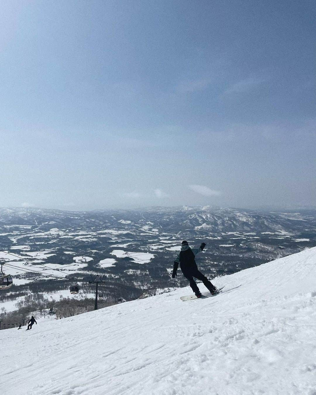 清宮佑美さんのインスタグラム写真 - (清宮佑美Instagram)「今年3度目の北海道に行ってきました✈️ 夫の出張に付き添い、厚真町にある素敵なファームにお邪魔しました✨ 自然豊かな広大なファームとは真逆な鉄骨の建築物。 中は、羊たちの宿舎になってて まるで映画の中に迷い込んだかのようでした🥹🐏 Good Goodさんは最先端のテクノロジーと自然資本を上手に組み合わせ、持続可能な畜産を実現しているそうです。 循環型畜産を体験できる @goodgood_secret_maison は100年後の2125年オープンだそう！✨(コンセプトが面白い🫣) プレオープンは2年後の2025年😌🌿 私たちの孫の世代に 自然豊かな地球を残していこう！という夢のあるプロジェクトで これからのメゾンが楽しみです😍🌍 そんな広大なファームをスノーモービルで案内して貰いました😊 蝦夷鹿の大群にも出会えてすごい体験をしちゃいました！🦌🦌🦌  みんなでニセコにも行って春雪セッションも満喫🏂❄️ また違った北海道の魅力に気付き、益々好きになってしまいました🫶🏽💕  #goodgoodsecretmaisonandfarm  #厚真町 #循環型畜産 #北海道 #ニセコ」3月14日 0時01分 - yuumi_seimiya