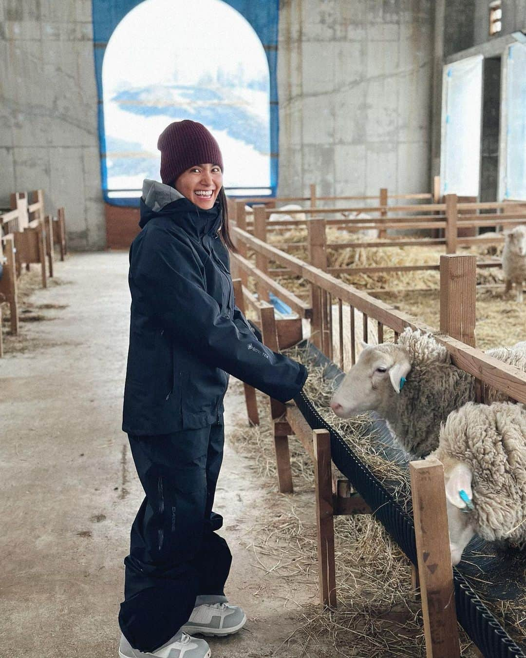 清宮佑美のインスタグラム：「今年3度目の北海道に行ってきました✈️ 夫の出張に付き添い、厚真町にある素敵なファームにお邪魔しました✨ 自然豊かな広大なファームとは真逆な鉄骨の建築物。 中は、羊たちの宿舎になってて まるで映画の中に迷い込んだかのようでした🥹🐏 Good Goodさんは最先端のテクノロジーと自然資本を上手に組み合わせ、持続可能な畜産を実現しているそうです。 循環型畜産を体験できる @goodgood_secret_maison は100年後の2125年オープンだそう！✨(コンセプトが面白い🫣) プレオープンは2年後の2025年😌🌿 私たちの孫の世代に 自然豊かな地球を残していこう！という夢のあるプロジェクトで これからのメゾンが楽しみです😍🌍 そんな広大なファームをスノーモービルで案内して貰いました😊 蝦夷鹿の大群にも出会えてすごい体験をしちゃいました！🦌🦌🦌  みんなでニセコにも行って春雪セッションも満喫🏂❄️ また違った北海道の魅力に気付き、益々好きになってしまいました🫶🏽💕  #goodgoodsecretmaisonandfarm  #厚真町 #循環型畜産 #北海道 #ニセコ」