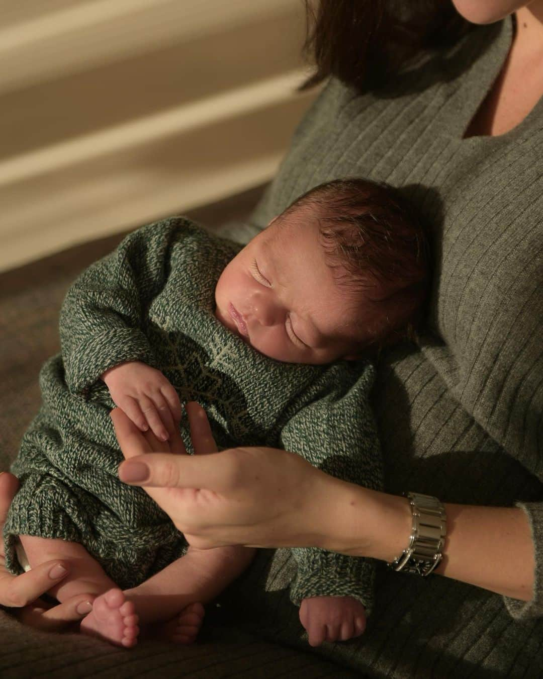 アンナ・アンドレスさんのインスタグラム写真 - (アンナ・アンドレスInstagram)「Throwback to our memorable and special photoshoot with @elenponomaryova /Gabriel is only 8 days old here. His mama is tired but extremely happy.💛💛 #family #blessed #grateful」3月13日 23時58分 - ann.andres