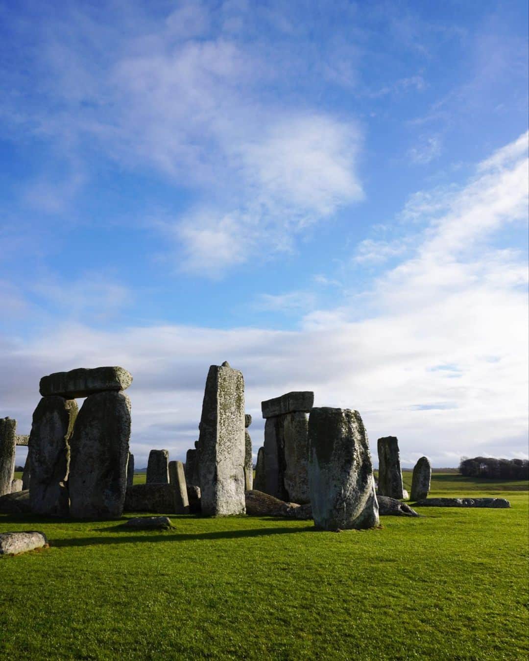 神谷由香さんのインスタグラム写真 - (神谷由香Instagram)「Stonehenge  世界遺産ストーンヘンジ  圧倒的存在感！！！！なぜ？ 何のために大きな石が並んでるの？ いまだにすべての謎が解明されていない遺跡で、 ここ数年も新たな謎が発見されて続けているそう。  イギリス南西部ソールズベリーにある巨石建造物で、 なんと紀元前3,000～2,500年頃に造られたそう！  この日はあいにくのお天気だったけど 着いた瞬間だけ晴れたの！！！  イギリス郊外やヨーロッパ圏 おすすめあったら教えてください✨」3月14日 0時03分 - kamiya_yuka_