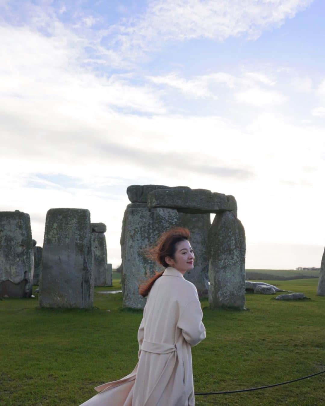 神谷由香さんのインスタグラム写真 - (神谷由香Instagram)「Stonehenge  世界遺産ストーンヘンジ  圧倒的存在感！！！！なぜ？ 何のために大きな石が並んでるの？ いまだにすべての謎が解明されていない遺跡で、 ここ数年も新たな謎が発見されて続けているそう。  イギリス南西部ソールズベリーにある巨石建造物で、 なんと紀元前3,000～2,500年頃に造られたそう！  この日はあいにくのお天気だったけど 着いた瞬間だけ晴れたの！！！  イギリス郊外やヨーロッパ圏 おすすめあったら教えてください✨」3月14日 0時03分 - kamiya_yuka_